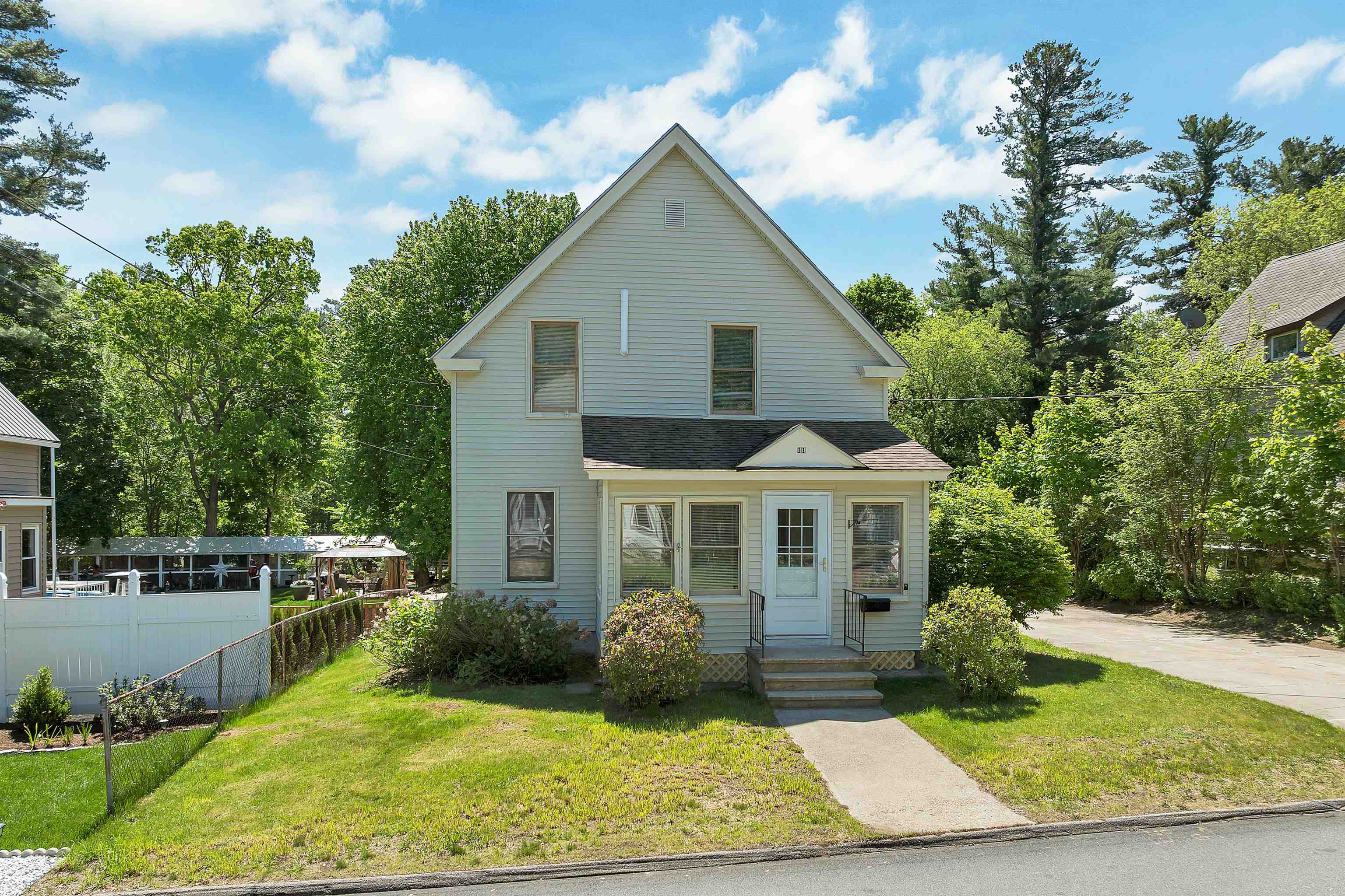 11 Grove St, Derry, NH 03038