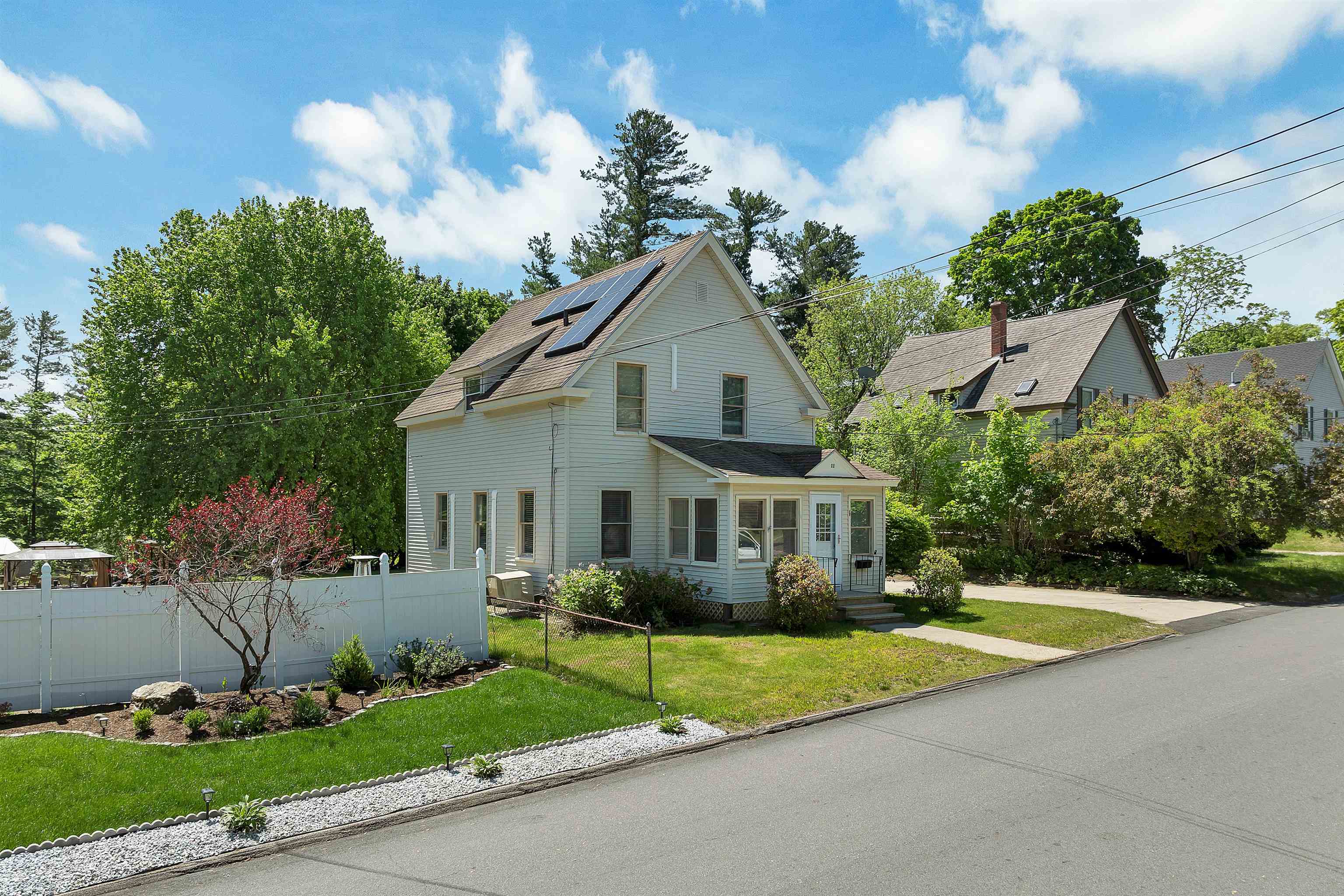 11 Grove St, Derry, NH 03038