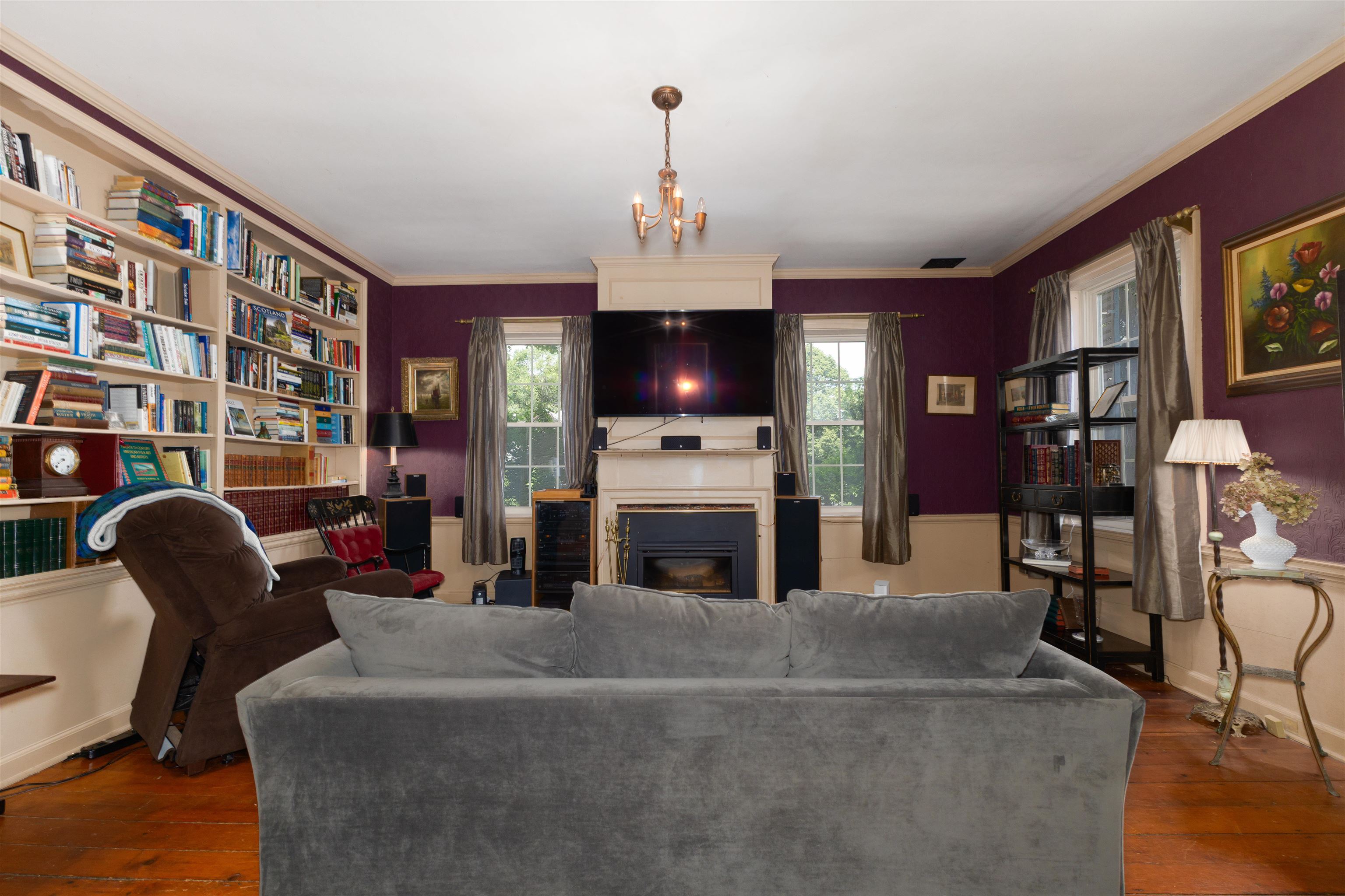 Fireplaced Living Room 25469794