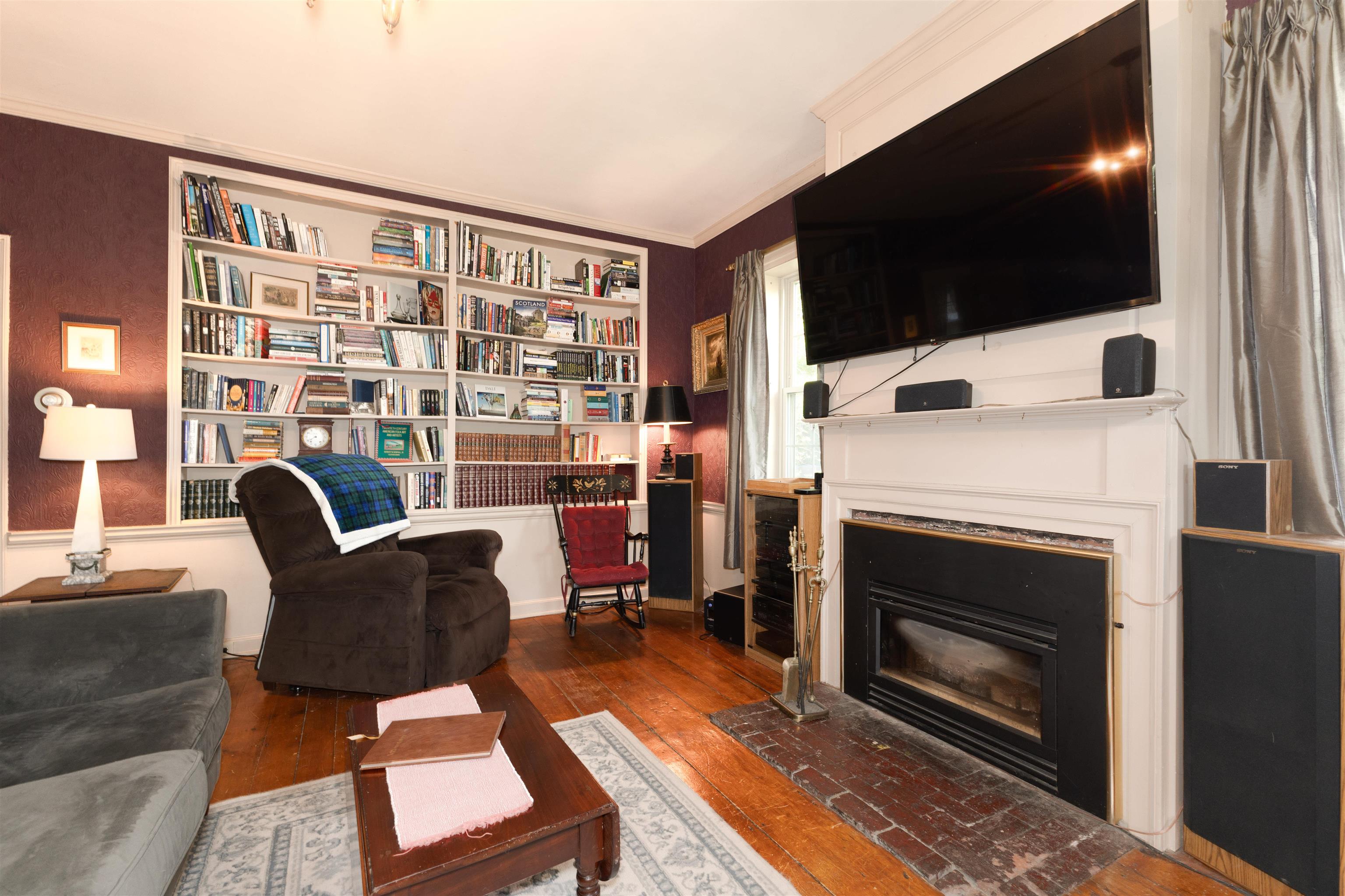 Fireplaced Living Room 25469792
