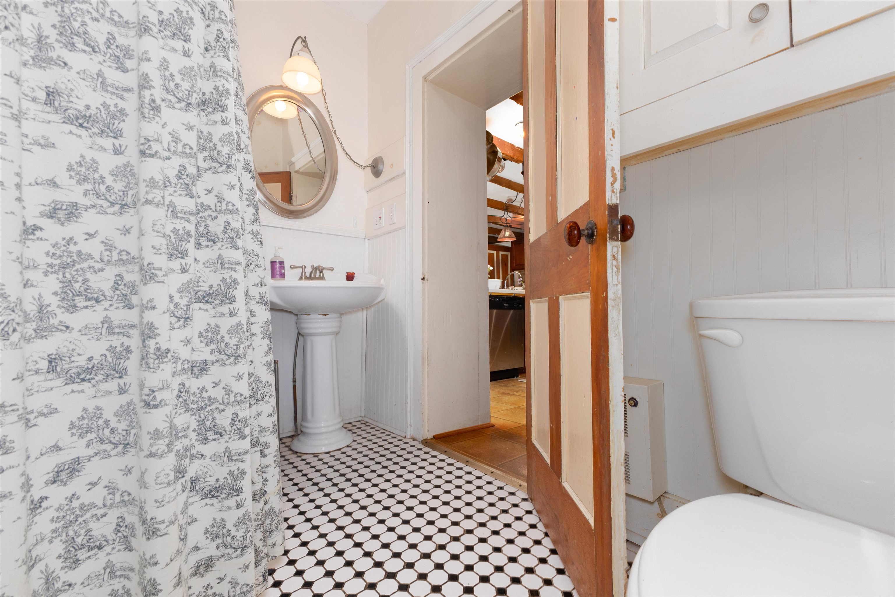 Adjoining Bathroom on First Floor 25469797