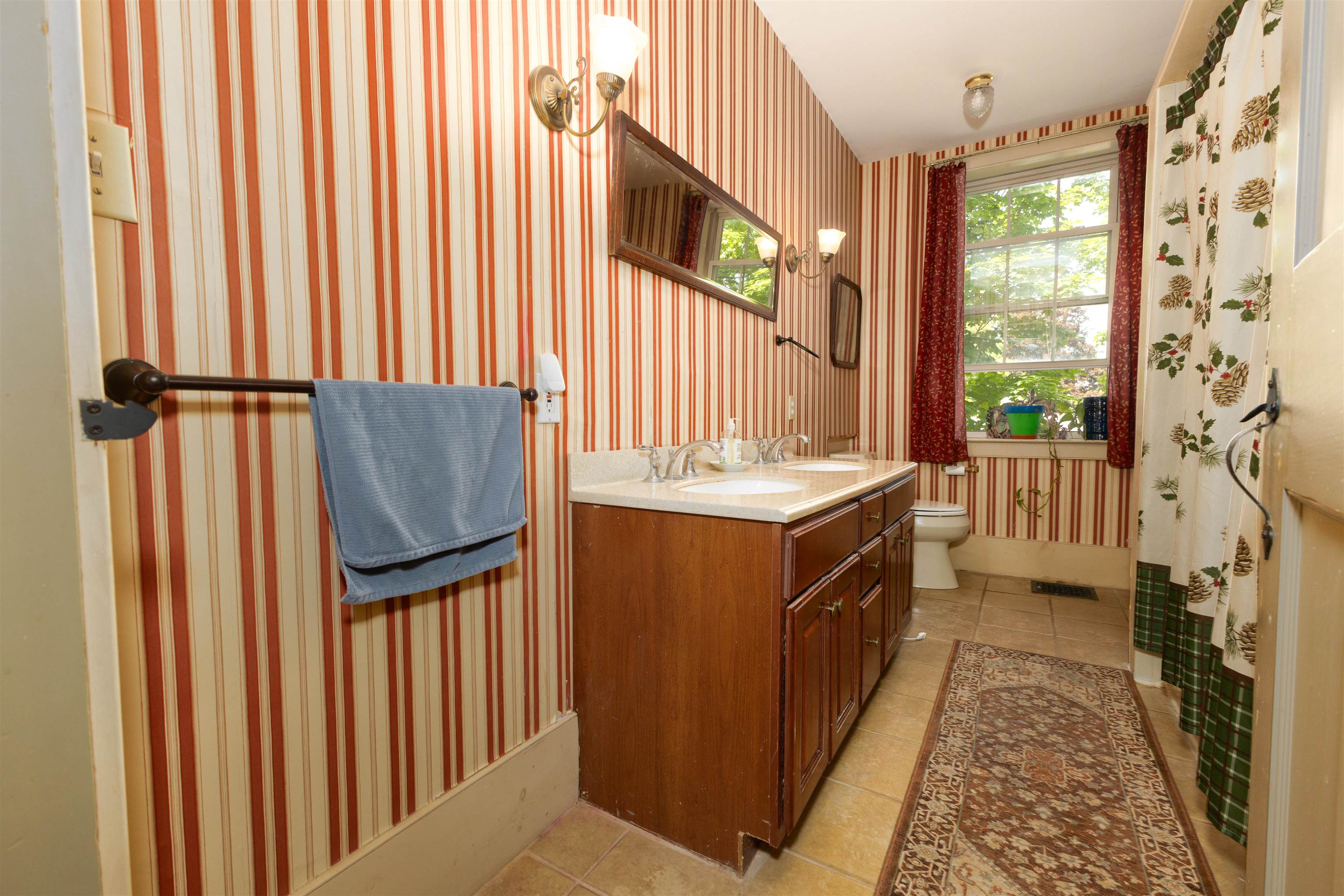Adjoining Bathroom 25469784