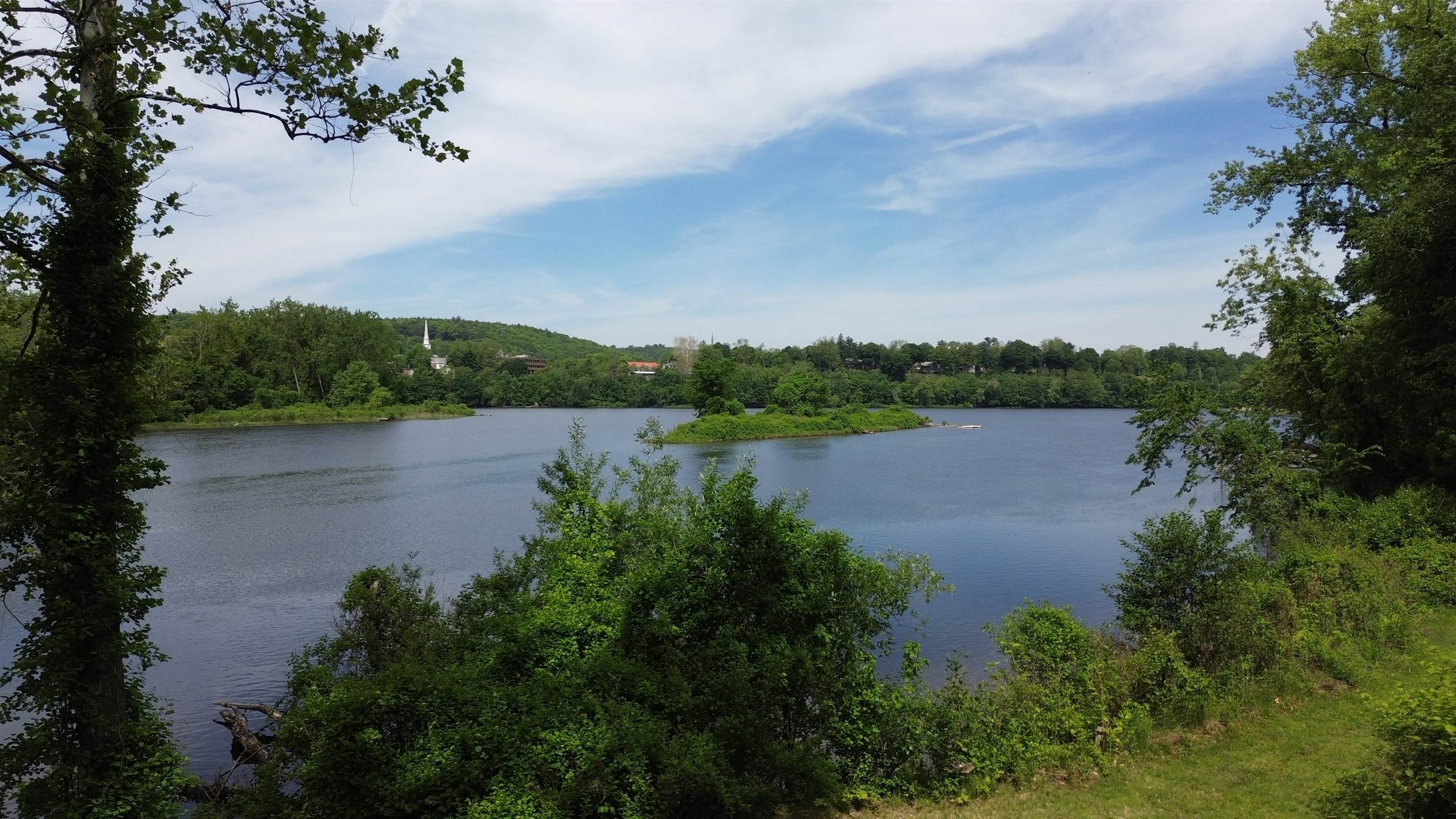 17 Mountain Rd, Hinsdale, NH 03451