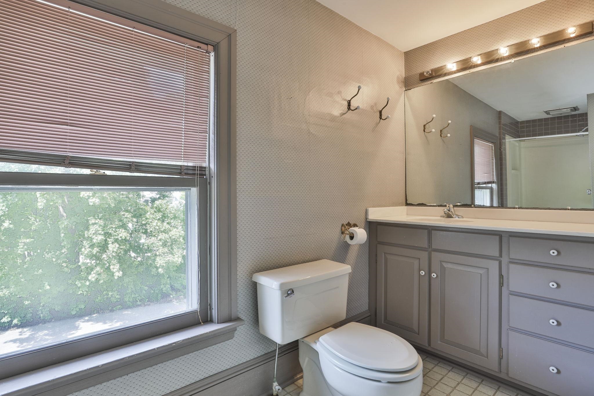 108 Ponemah Rd, Amherst, NH 03031
