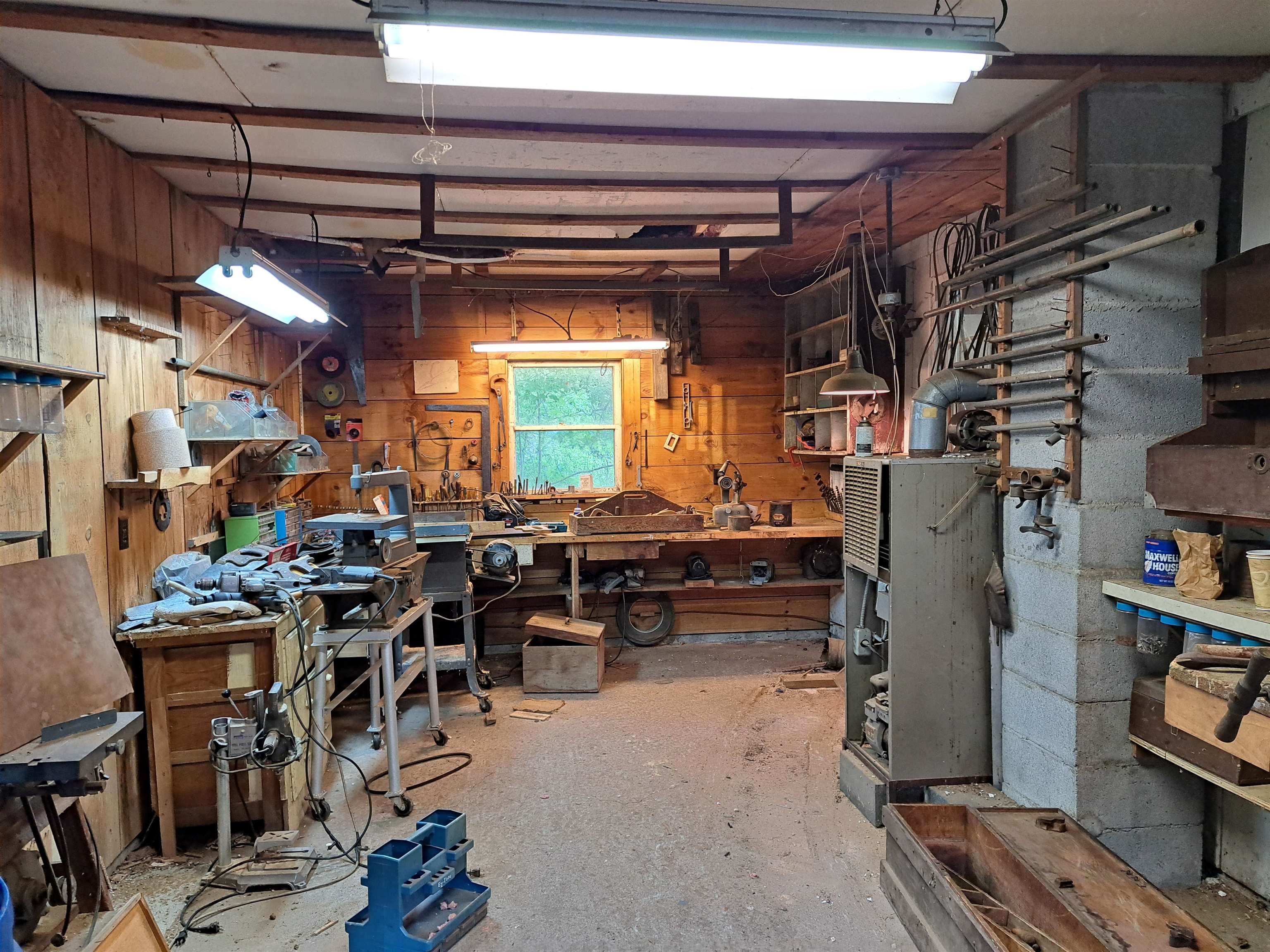 Work shop or 3rd bay 25389294