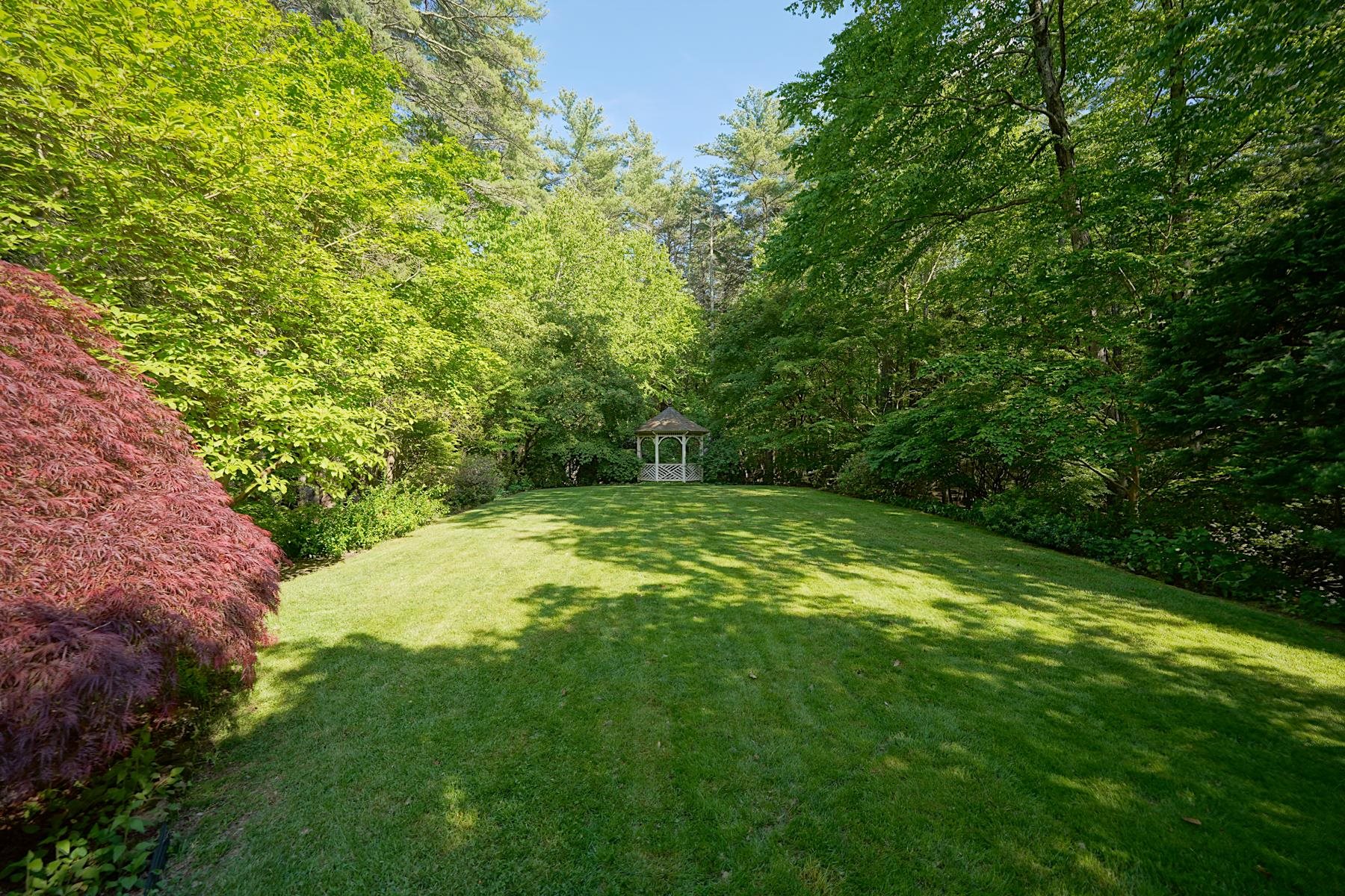 8 Ship Rock Rd, North Hampton, NH 03862