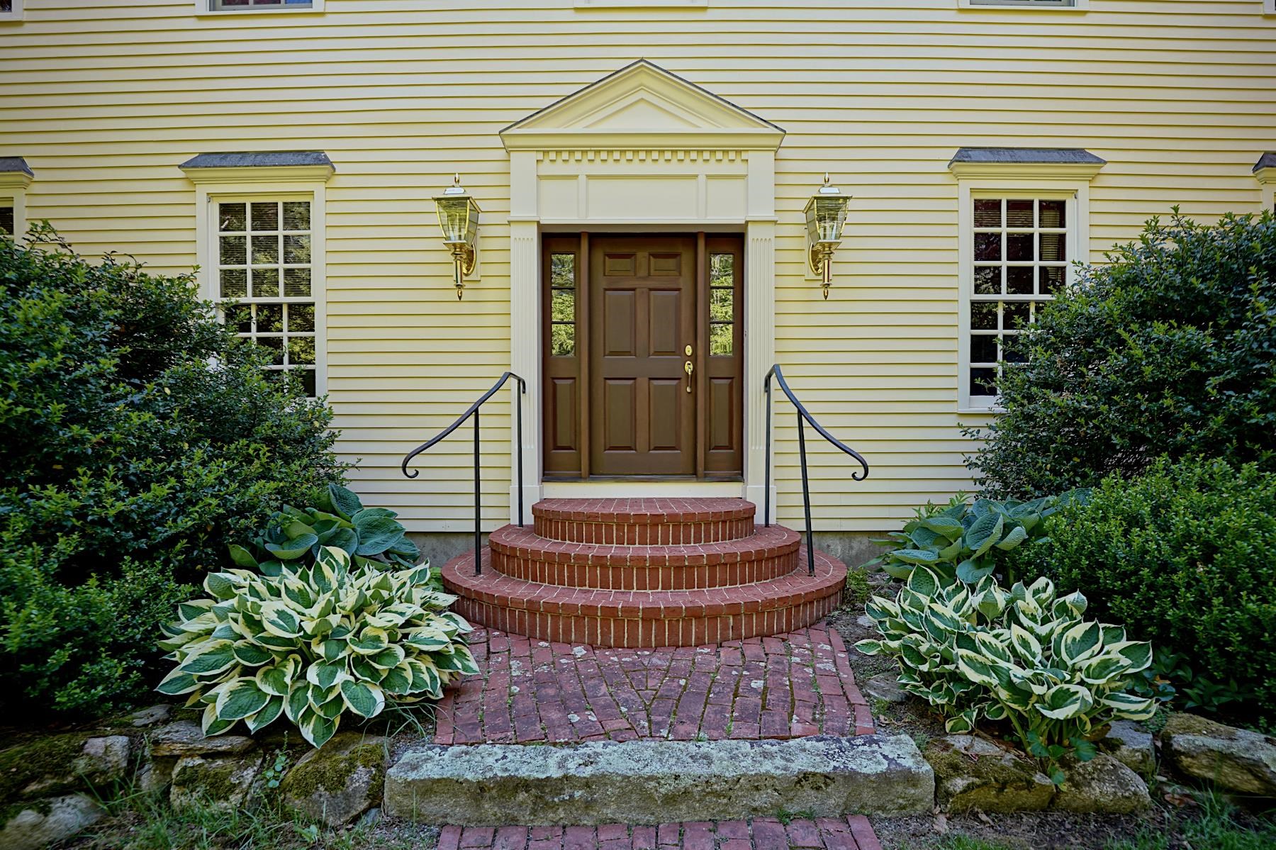 8 Ship Rock Rd, North Hampton, NH 03862