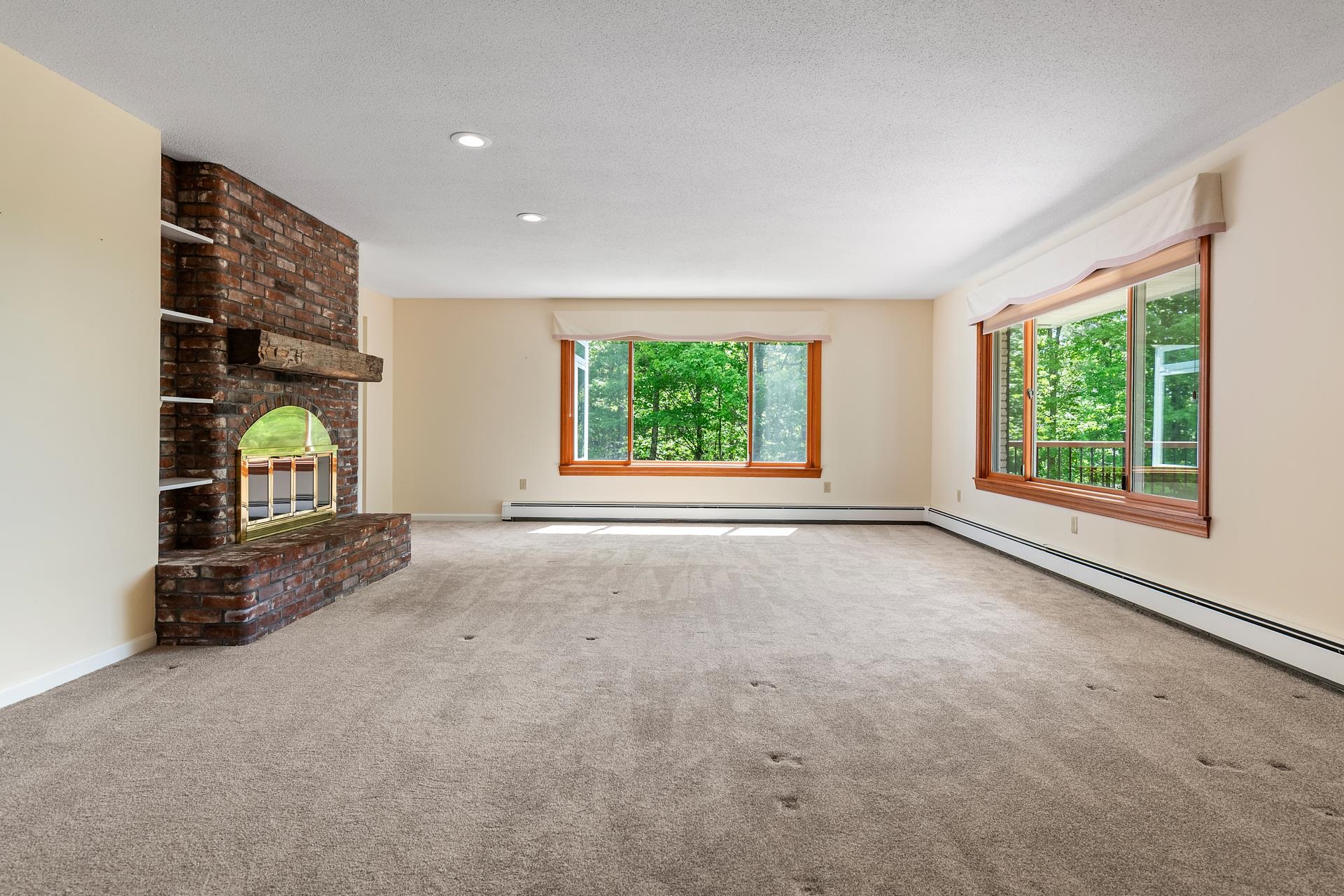 1st Floor Living Room 25393442