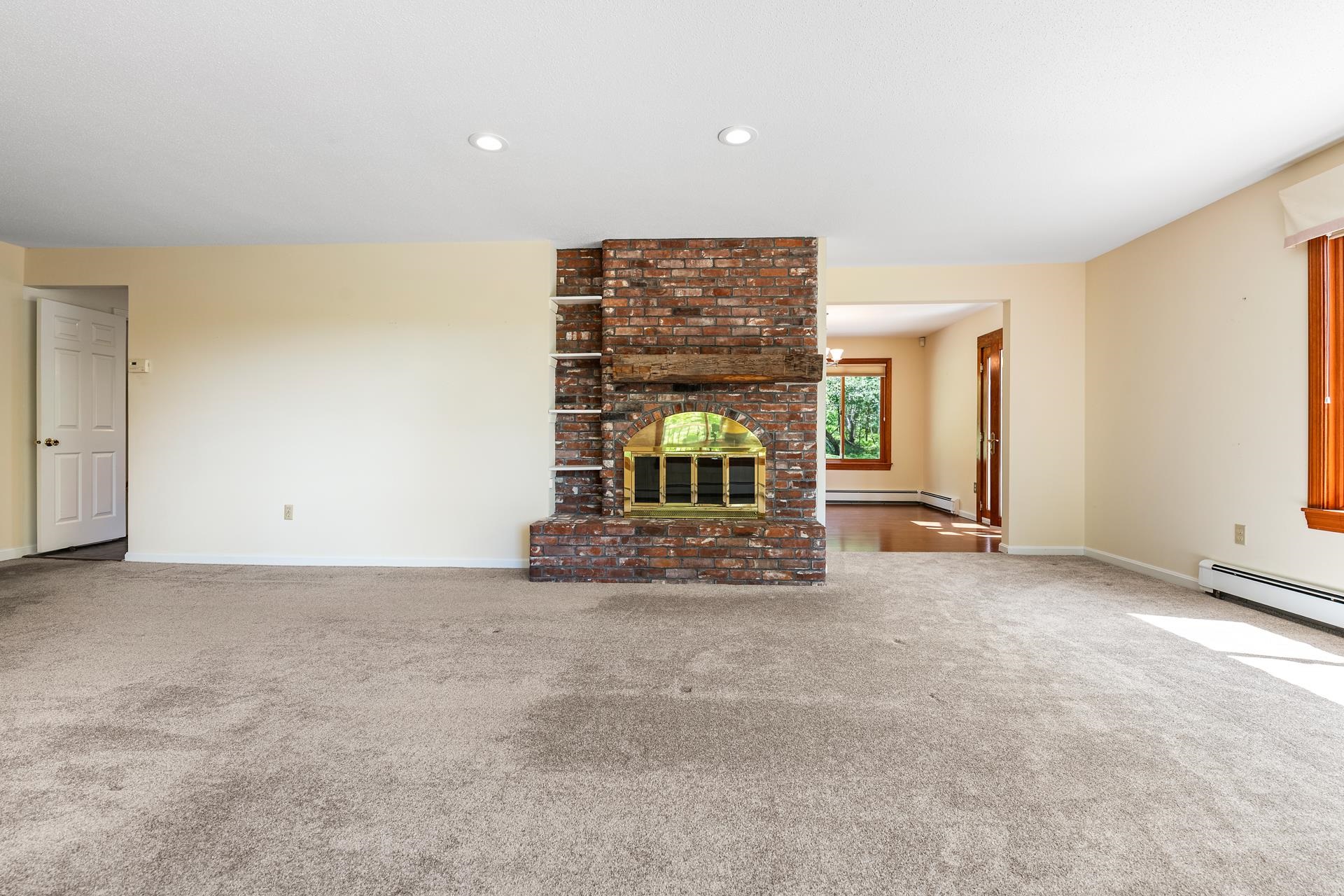 1st Floor Living Room 25393444