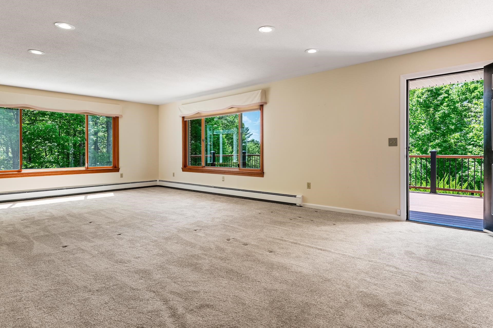 1st Floor Living Room 25393443