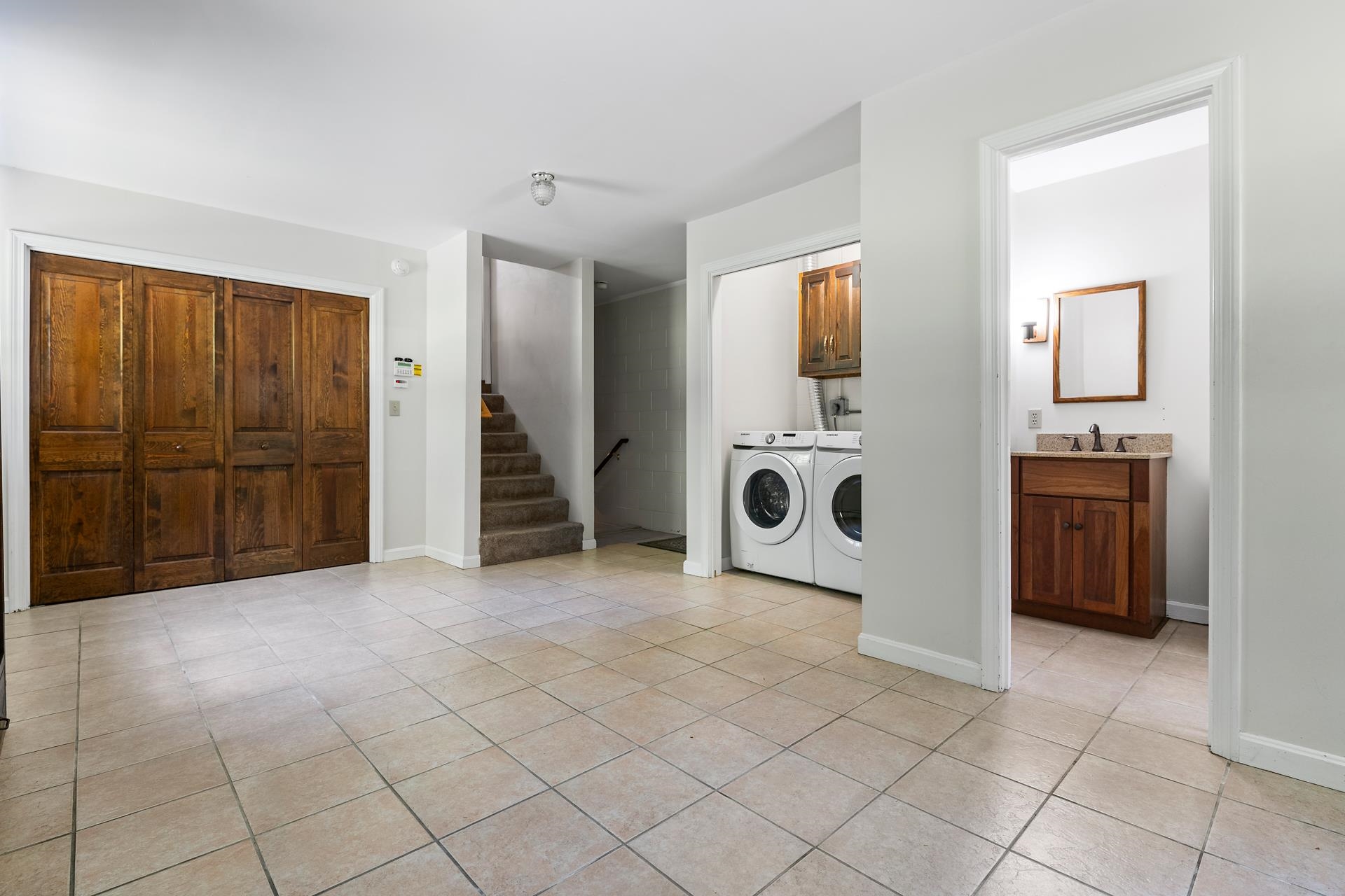 Mudroom with Laundry and 3/4 bath 25393637