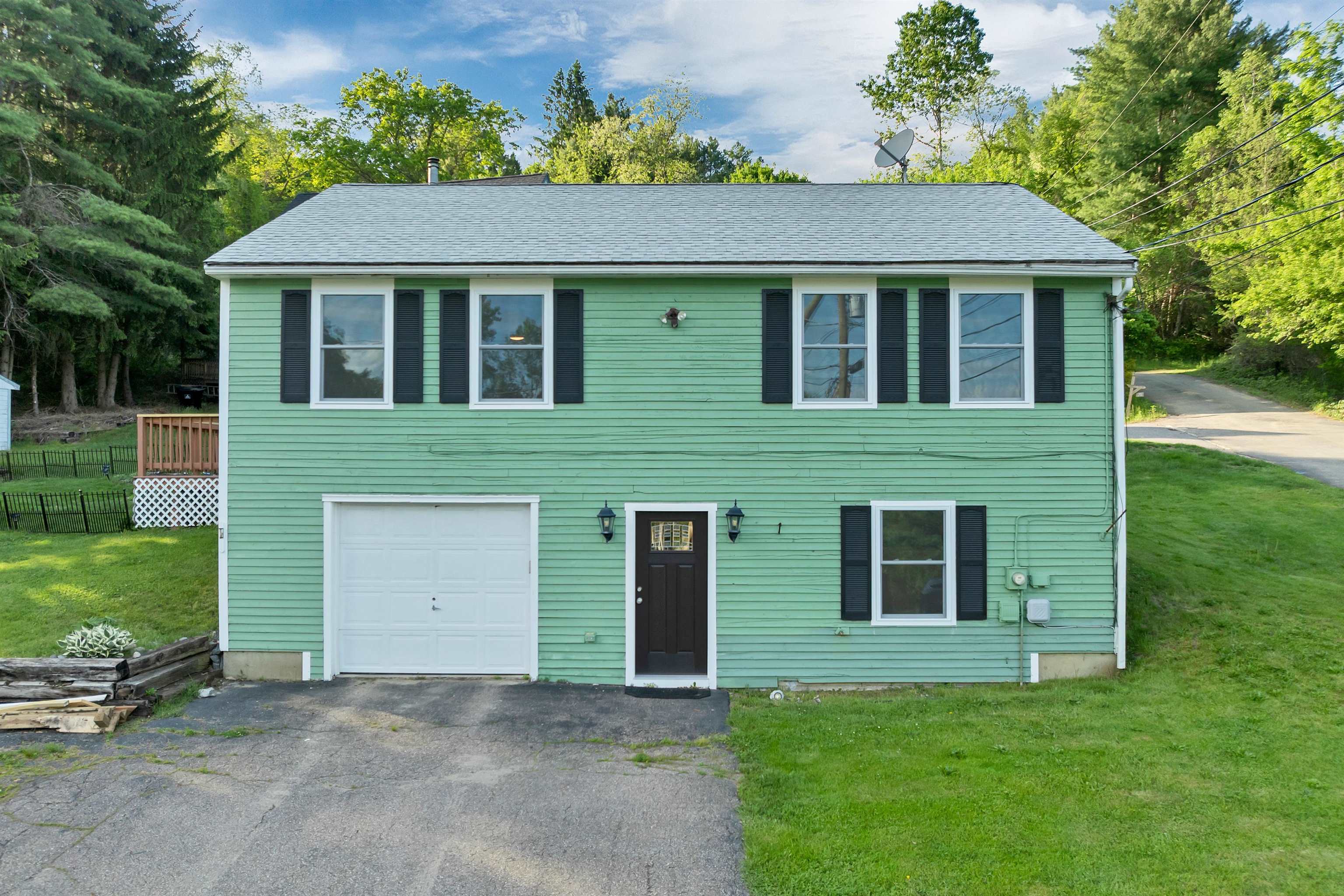 3 Edwards St, Tilton, NH 03276