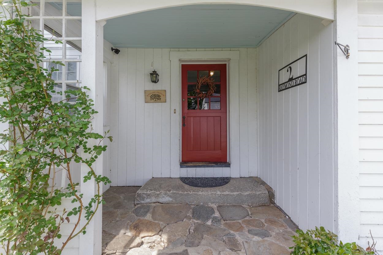 2 Raymond Rd, Deerfield, NH 03037