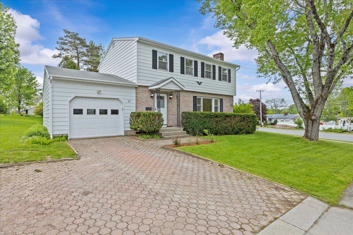 29 Drury Dr, Essex Junction, VT 05452