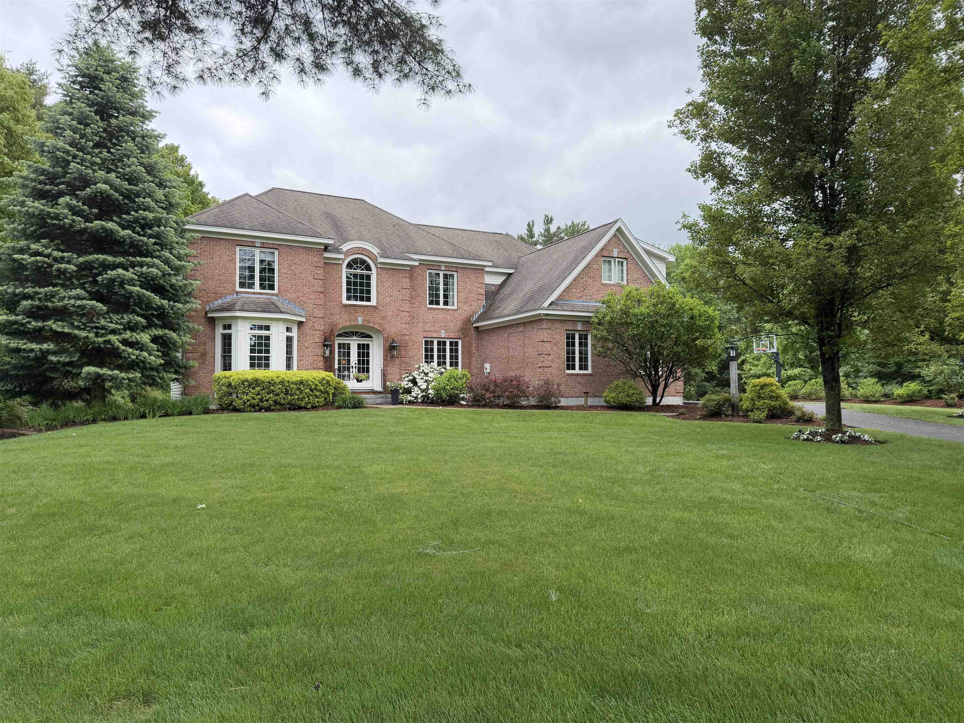 15 County Rd, Bedford, NH 03110