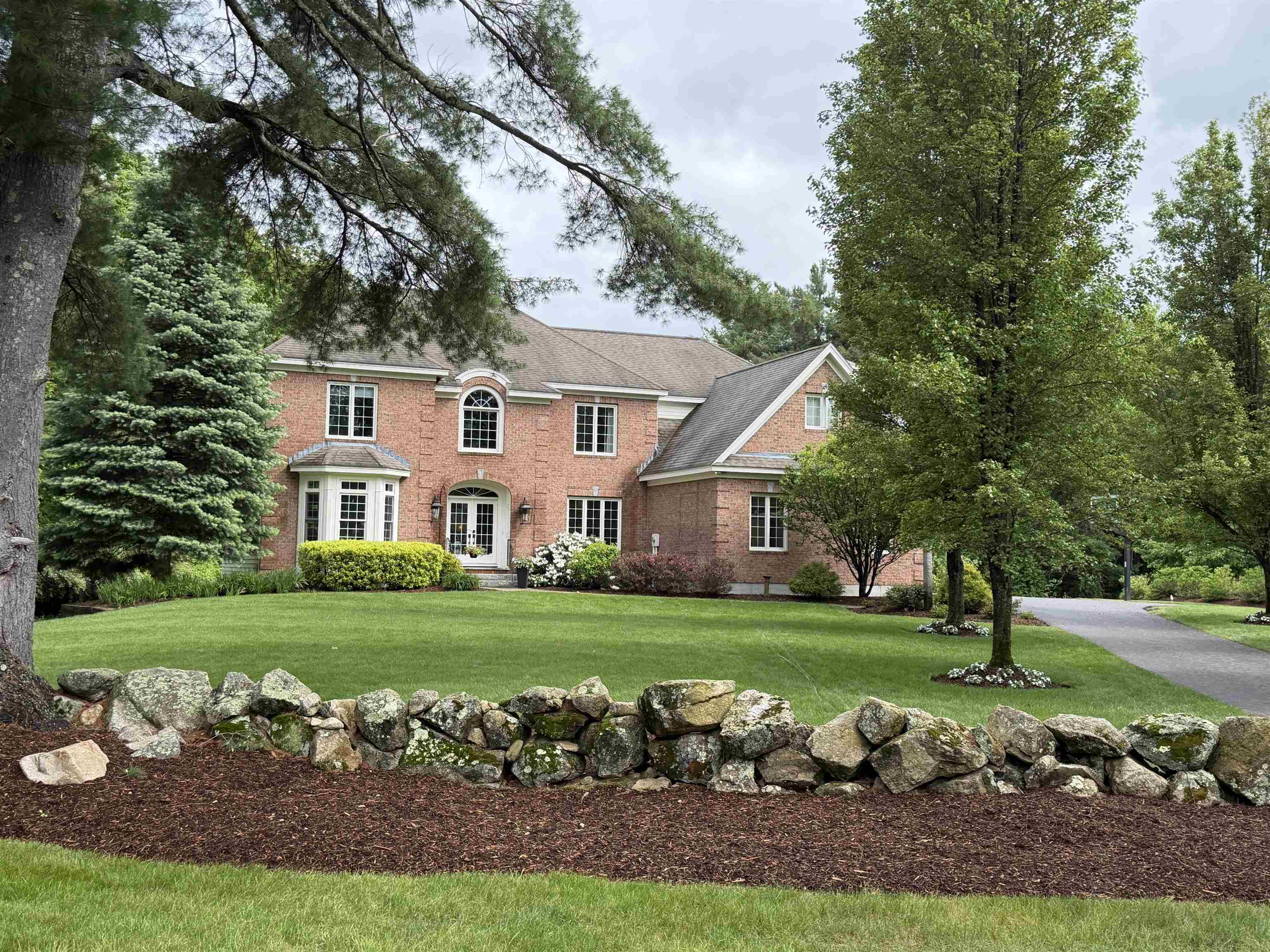 15 County Rd, Bedford, NH 03110