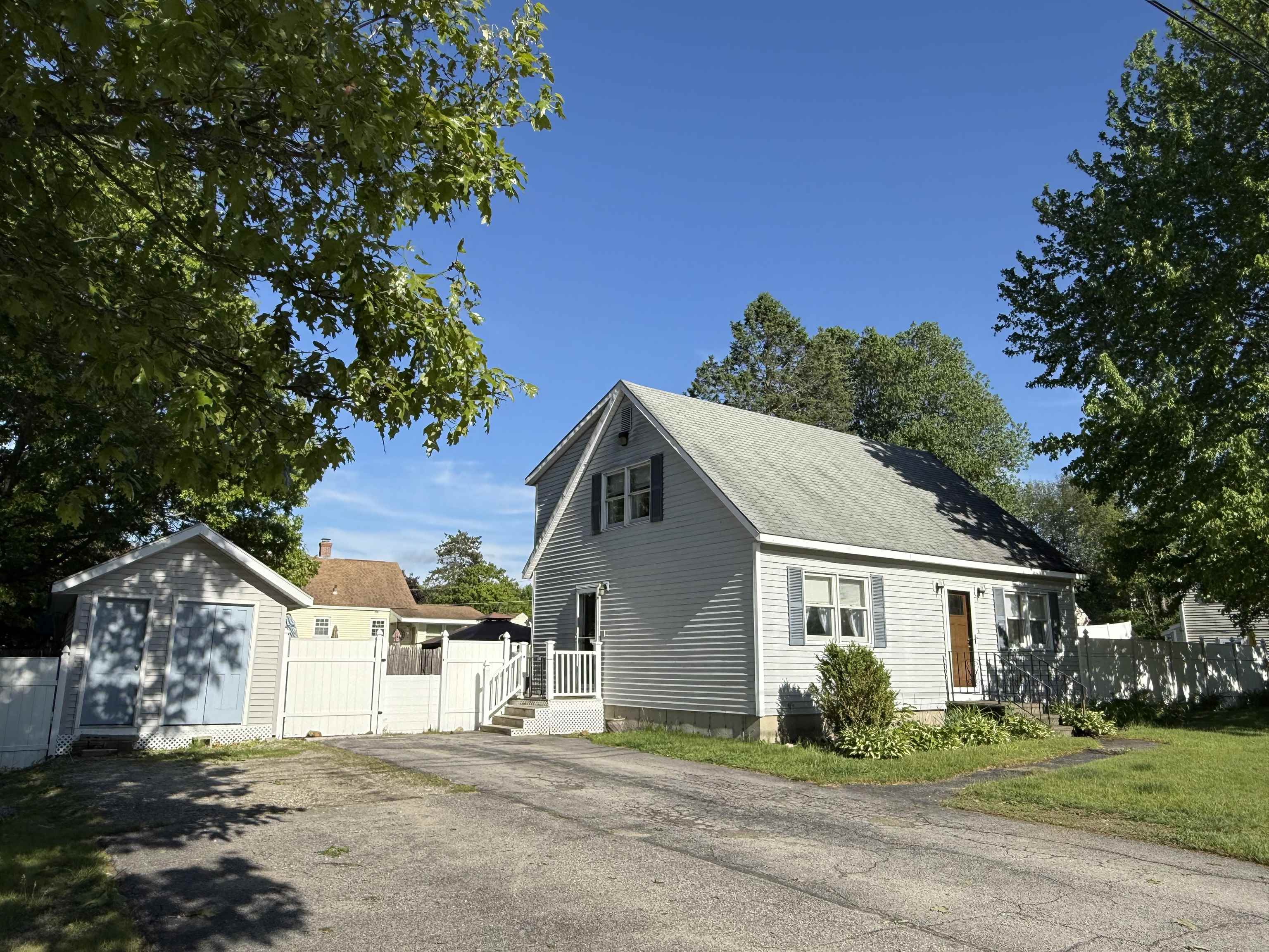 7 Willow St, Allenstown, NH 03275