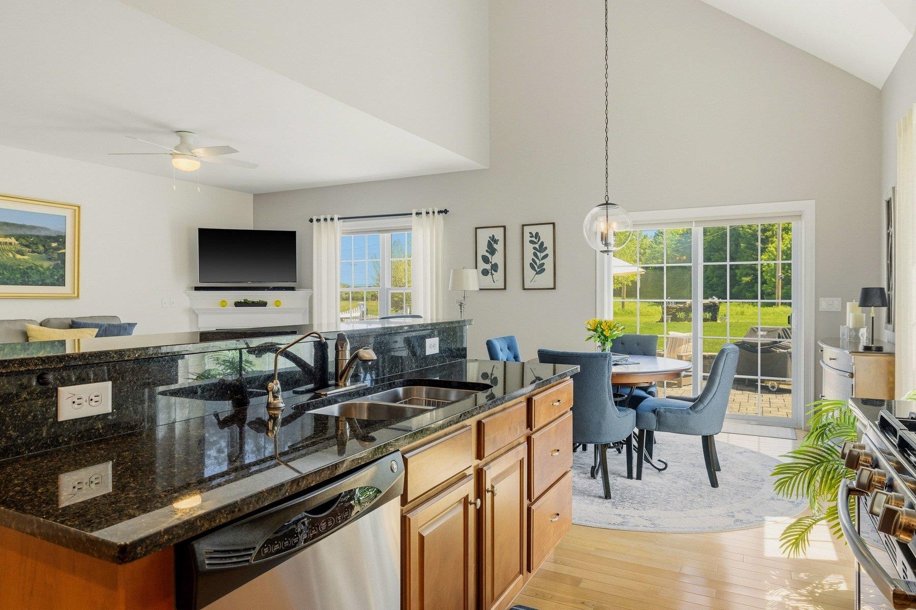7 Blossom Ln, Stratham, NH 03885