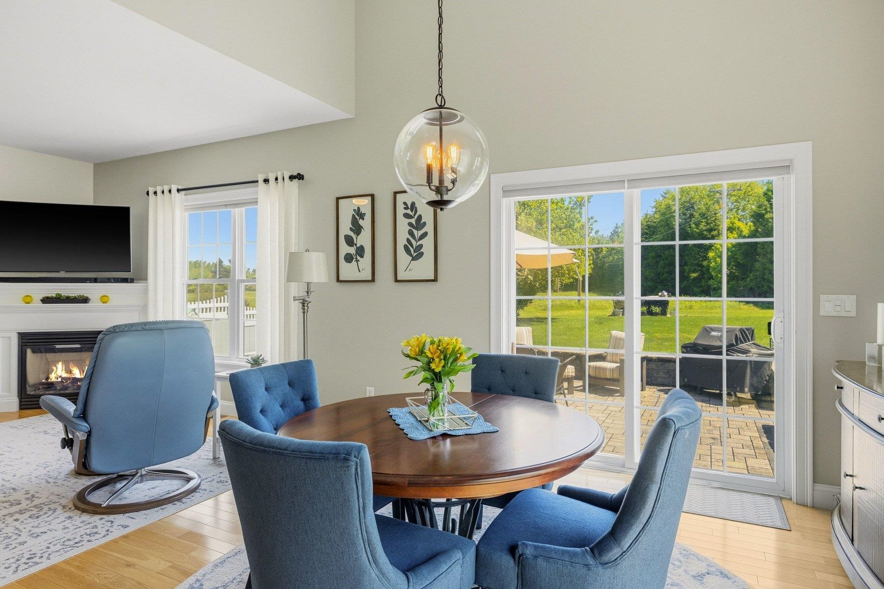7 Blossom Ln, Stratham, NH 03885