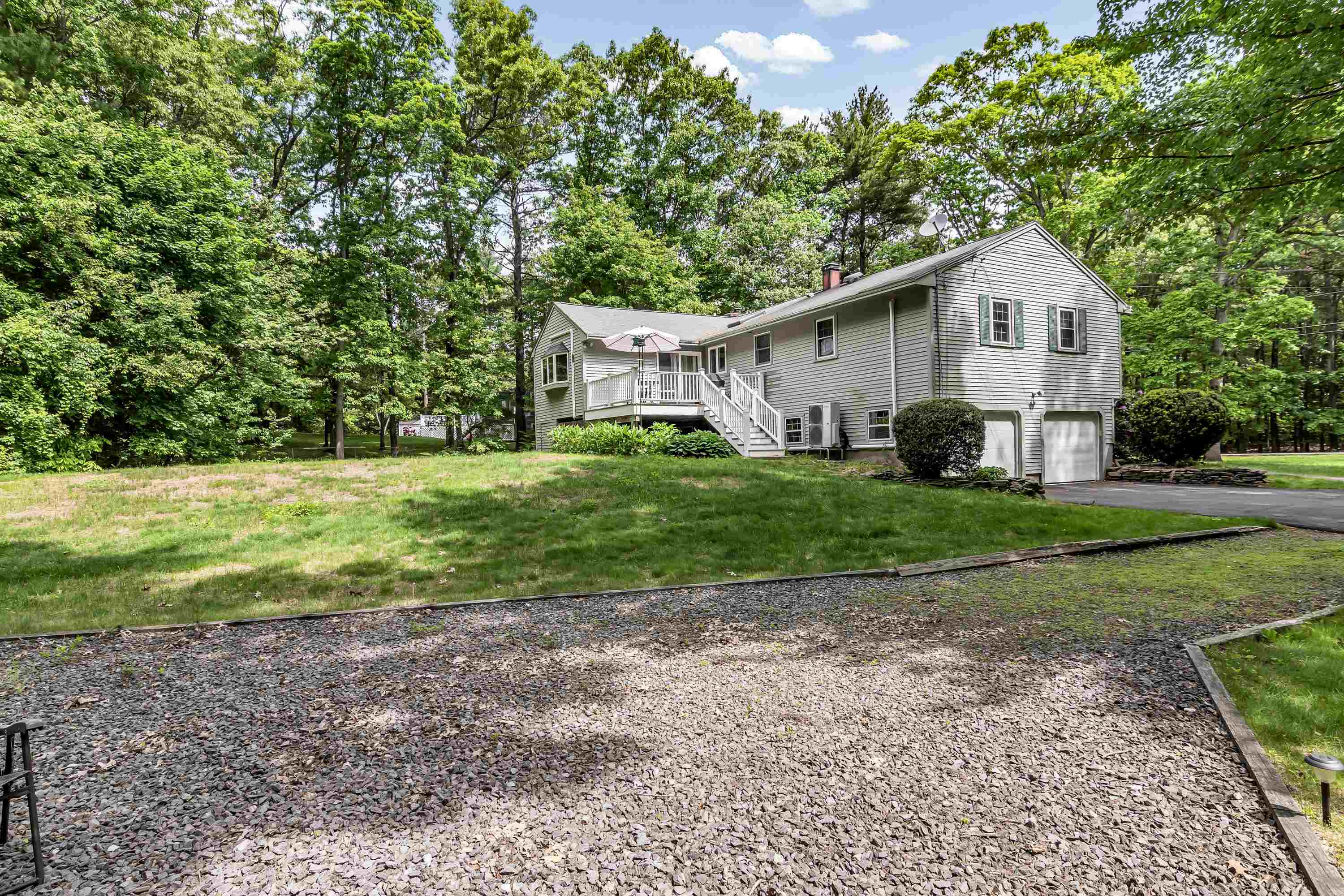 6 Currier Dr, Londonderry, NH 03053