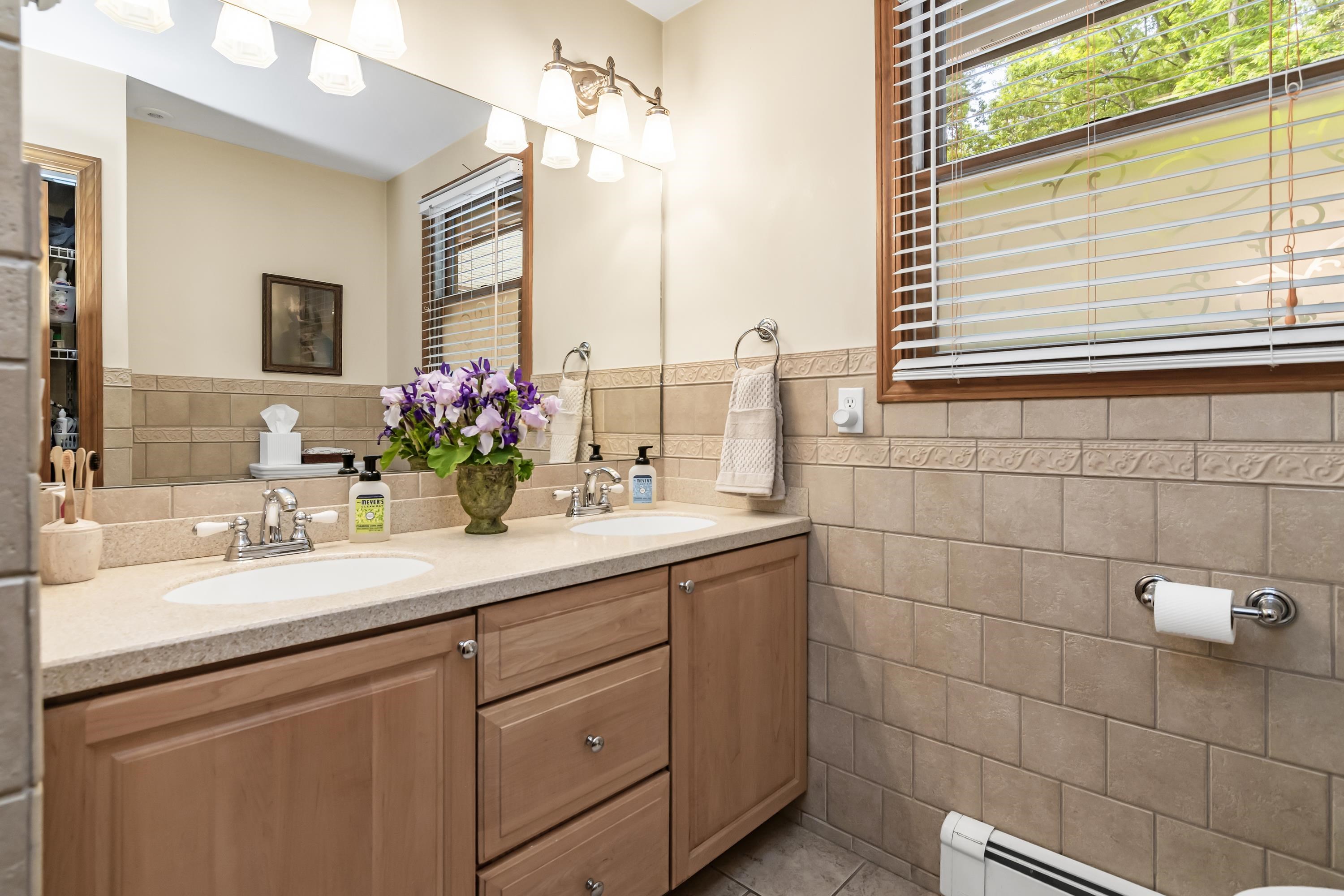 6 Currier Dr, Londonderry, NH 03053