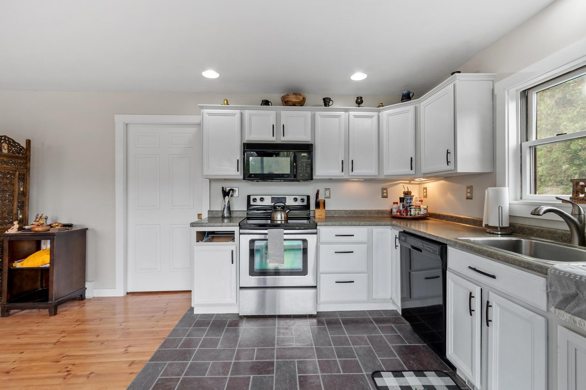 31 Main St, Raymond, NH 03077-0