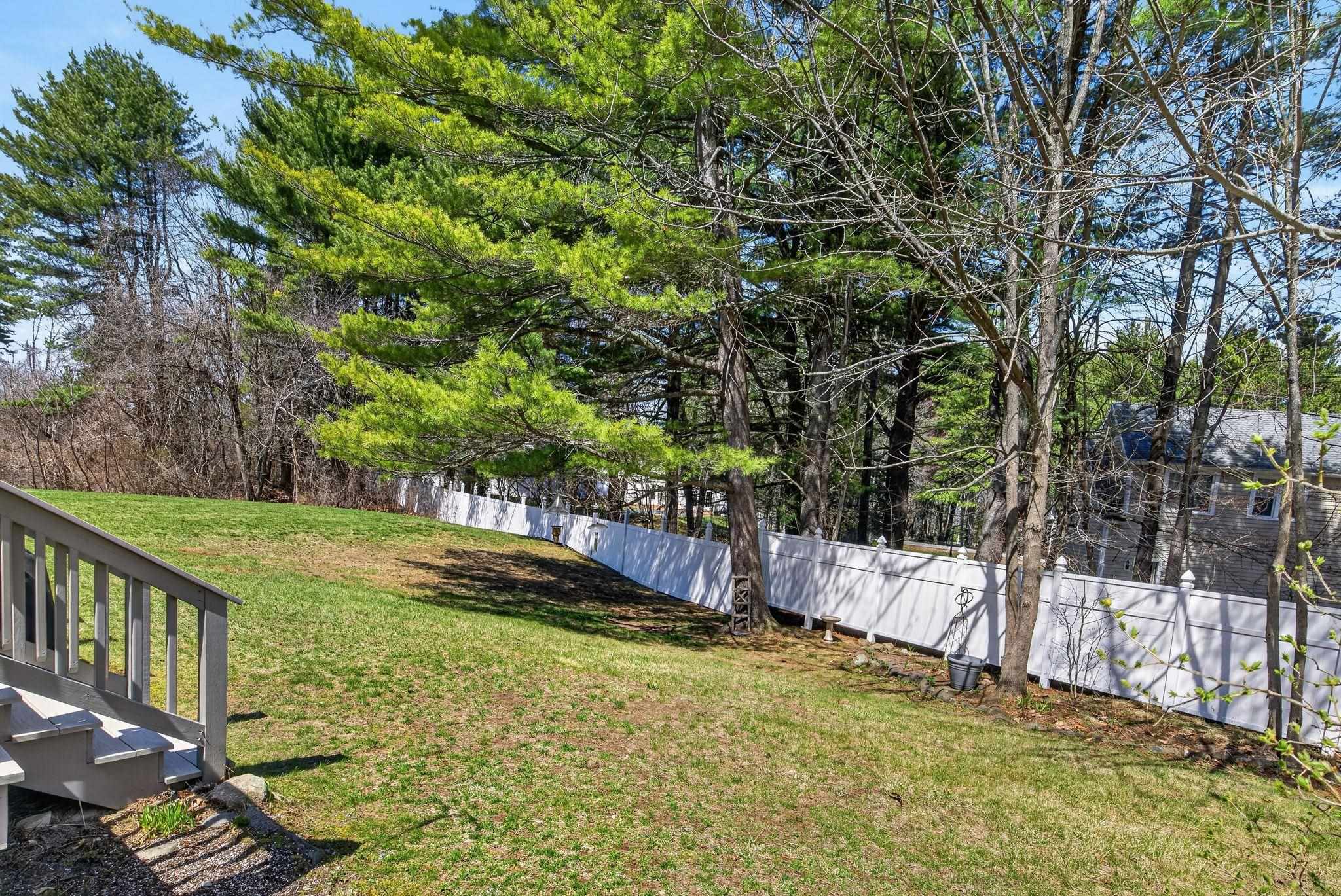 99 Glengarry Dr, Stratham, NH 03885