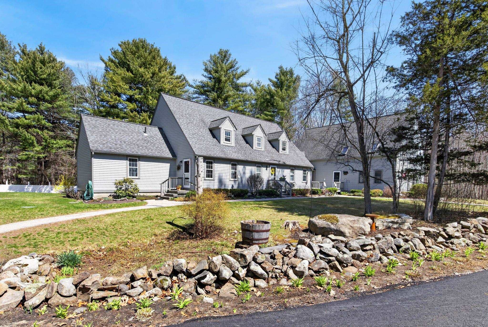 99 Glengarry Dr, Stratham, NH 03885