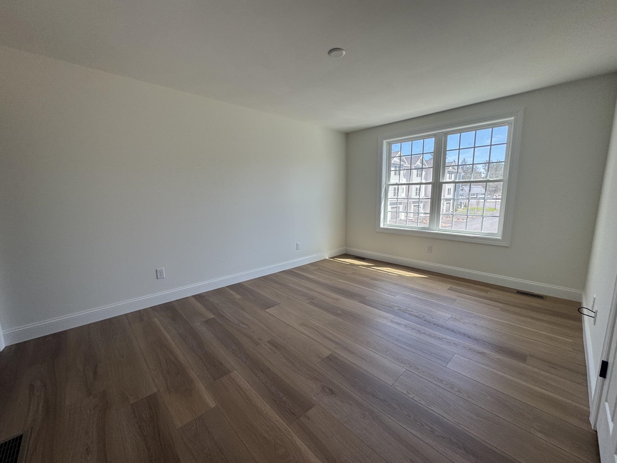 8C Dearborn Cir, Goffstown, NH 03045