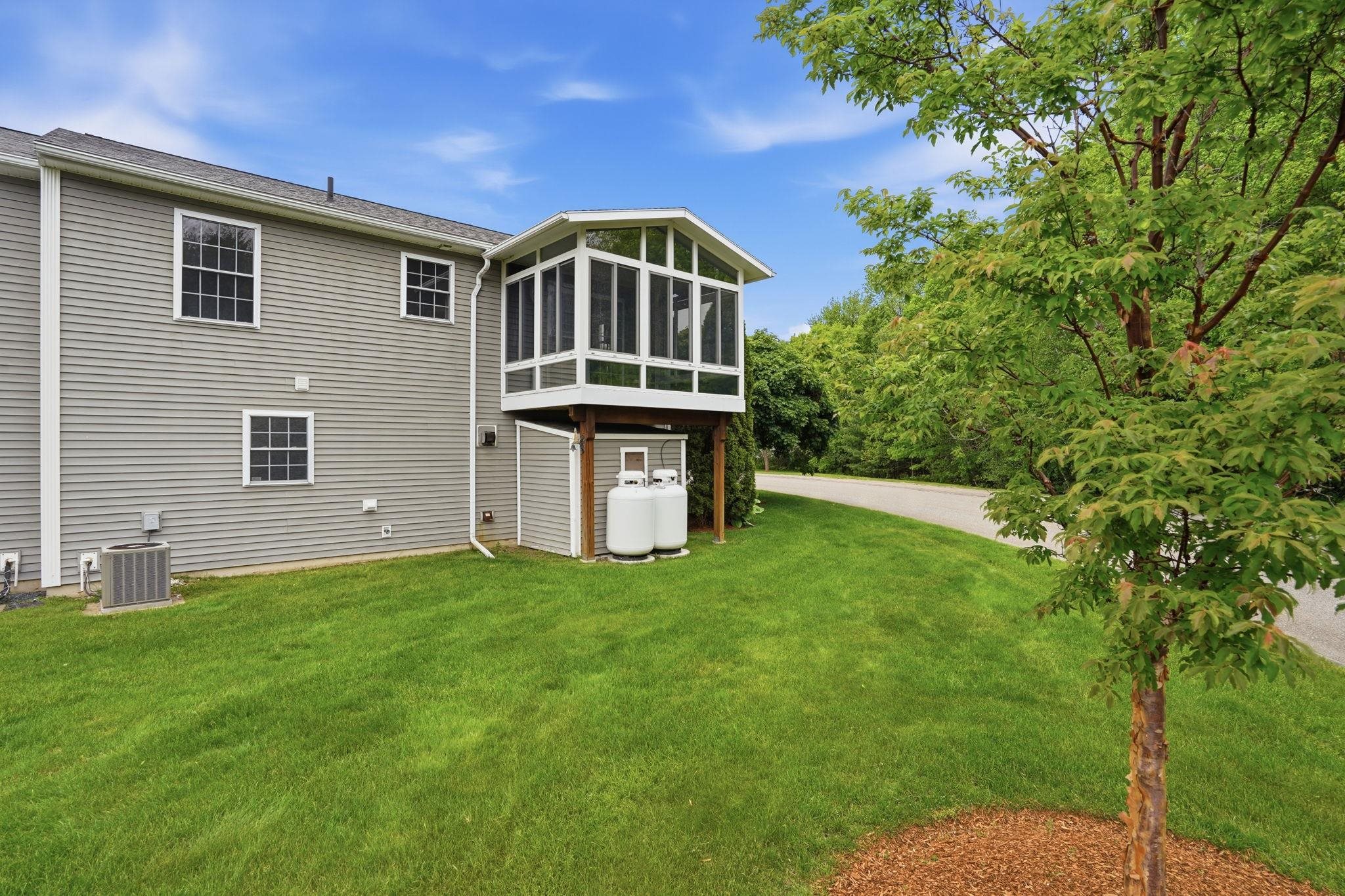 2 Red Sox Ln, Raymond, NH 03077