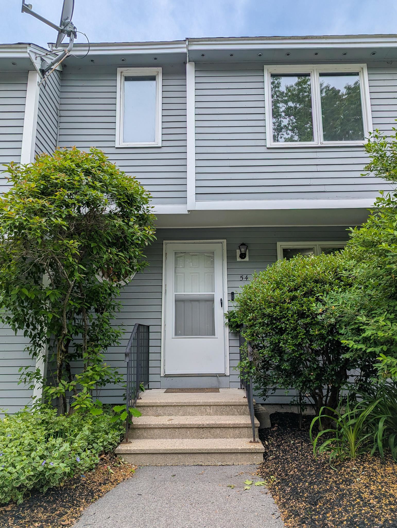 54 Merrimack Dr, Merrimack, NH 03054