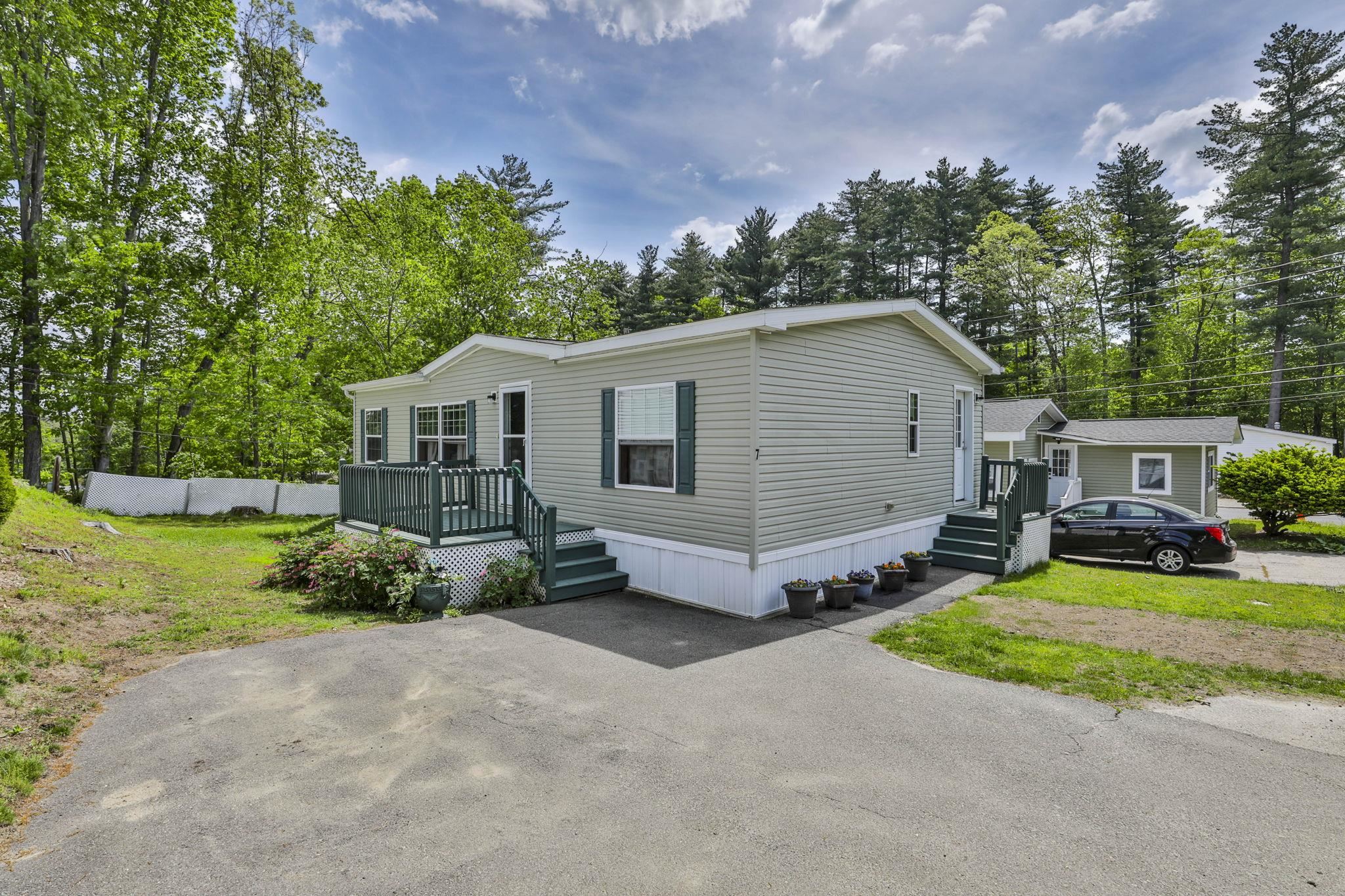 7 Pearl Ct, Merrimack, NH 03054