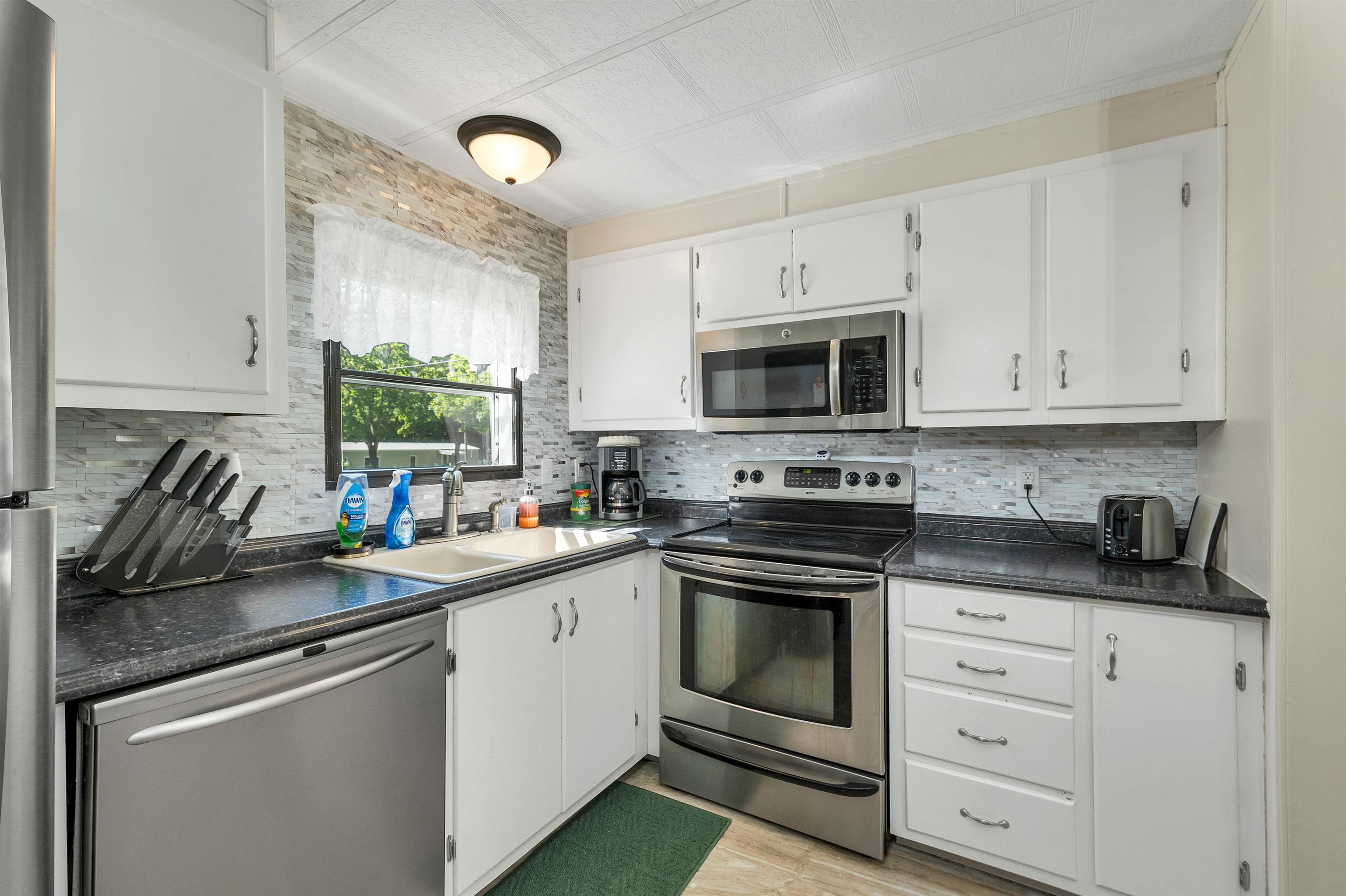 1 Woodgate Cir, Tilton, NH 03276