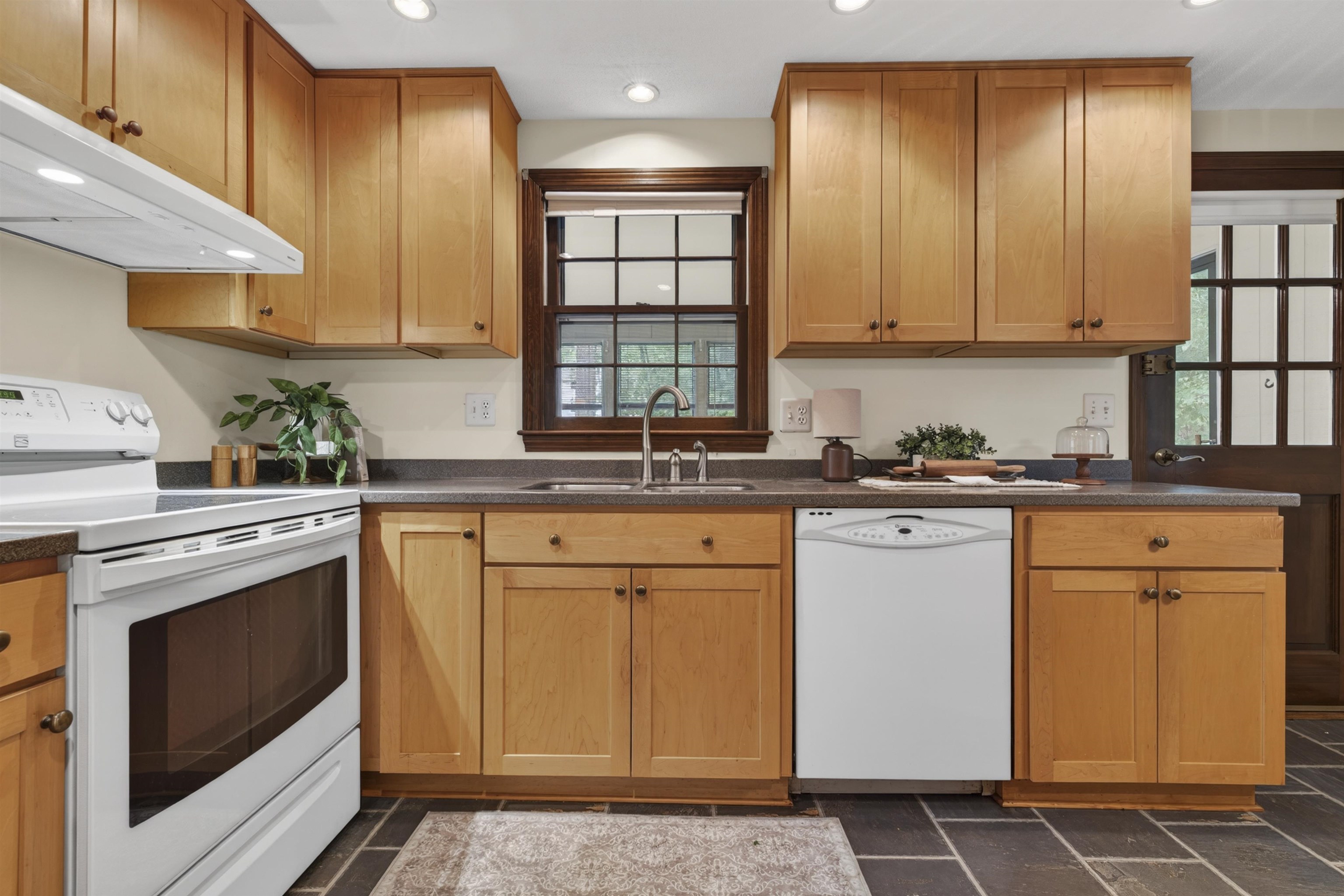 32 Lamson Dr, Merrimack, NH 03054
