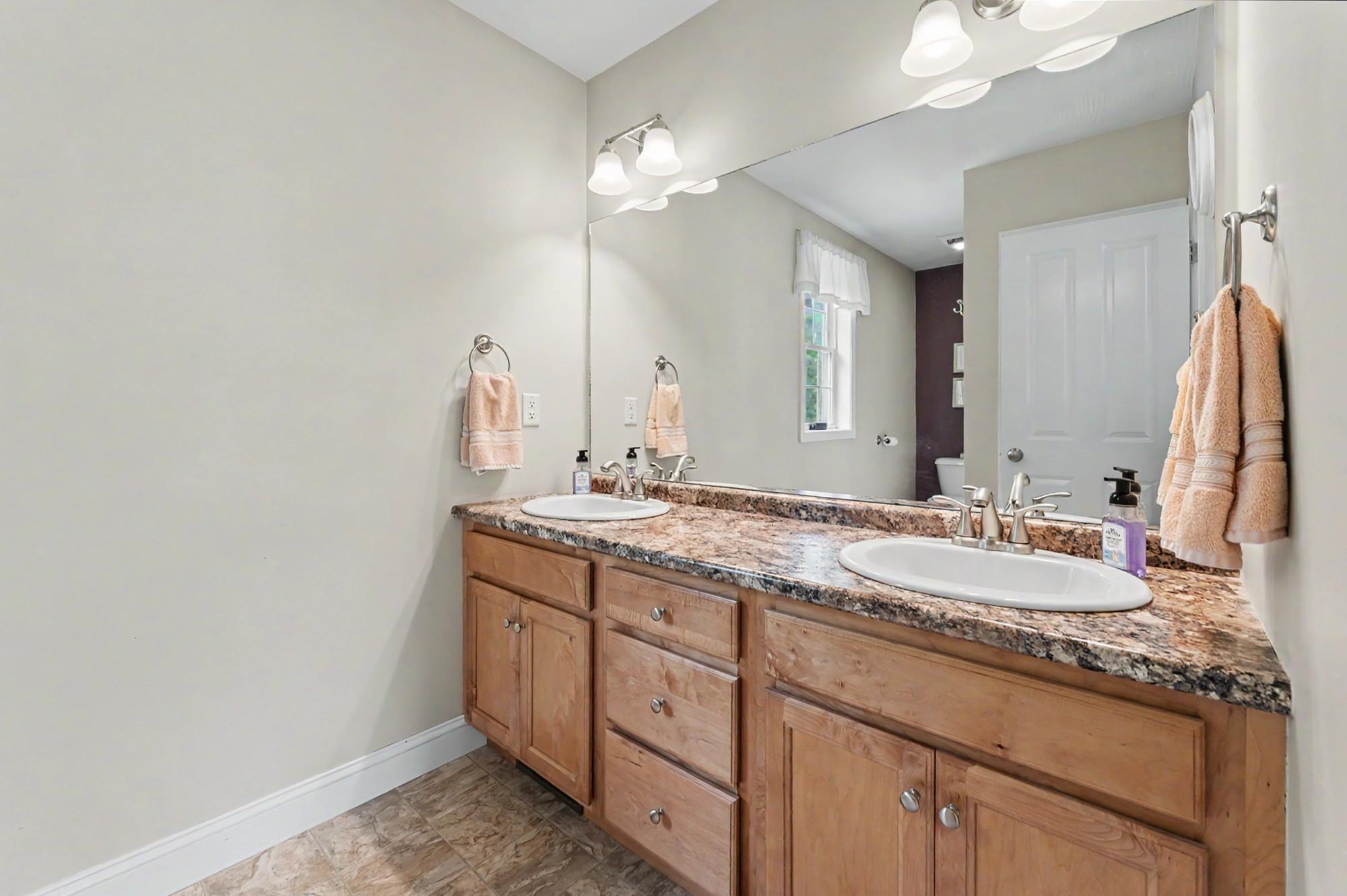 41 Schwinn Dr, Nashua, NH 03062