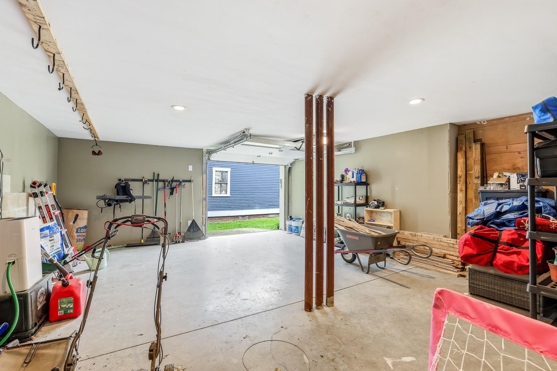 1 Old Manchester Rd, Raymond, NH 03077