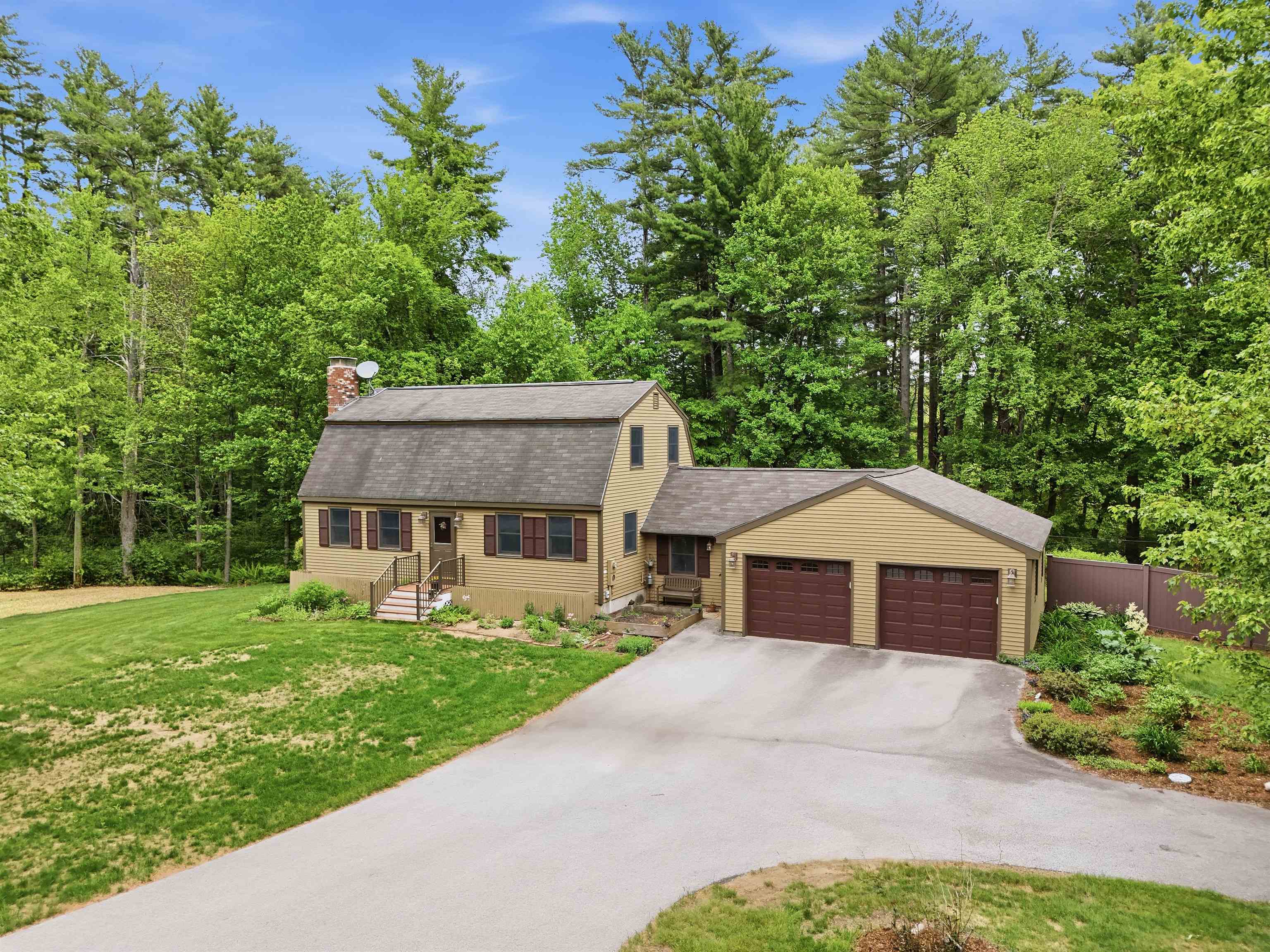 11 Mitchell St, Merrimack, NH 03054