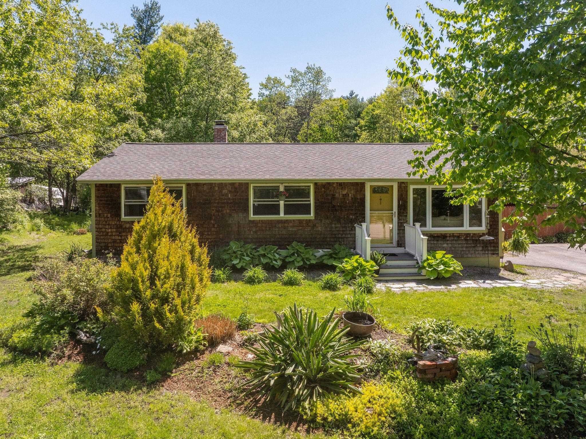 27 Langs Ln, Newmarket, NH 03857