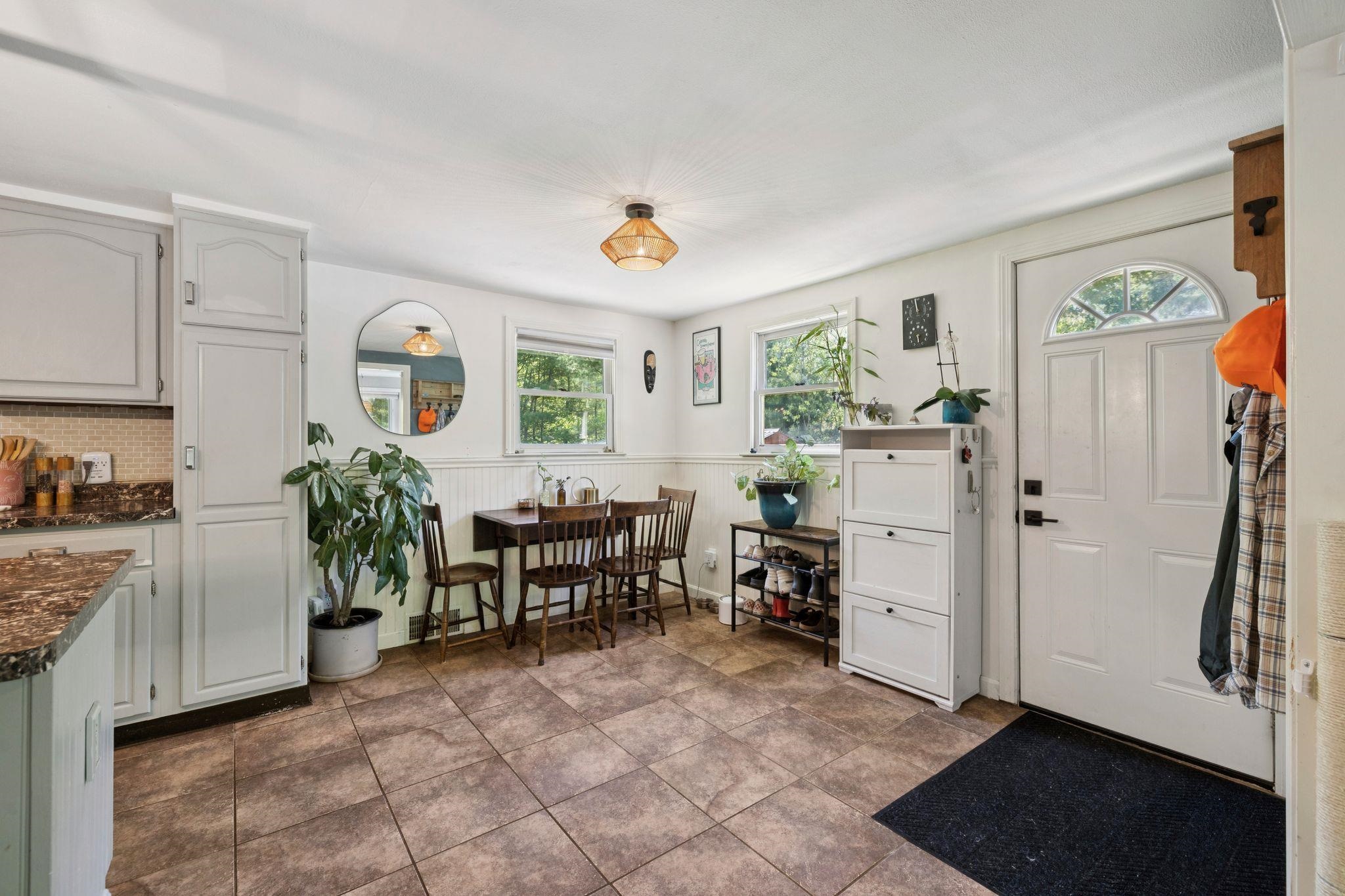 27 Langs Ln, Newmarket, NH 03857