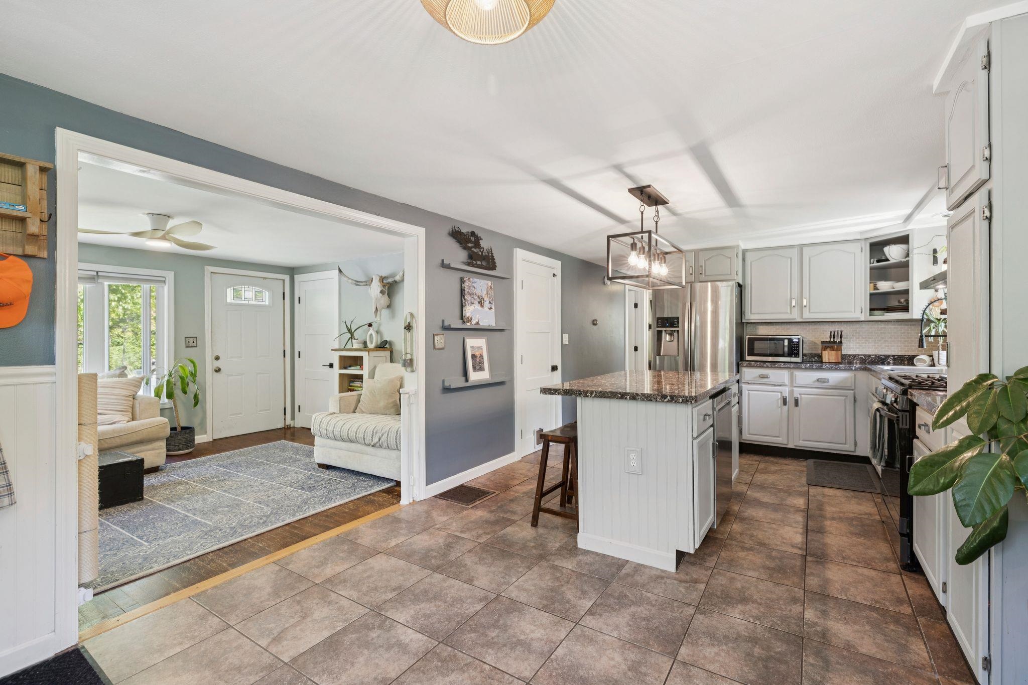 27 Langs Ln, Newmarket, NH 03857
