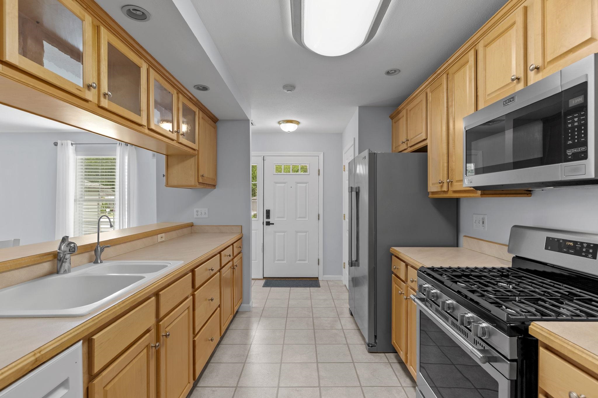 28 Lantern Ln, Kingston, NH 03848