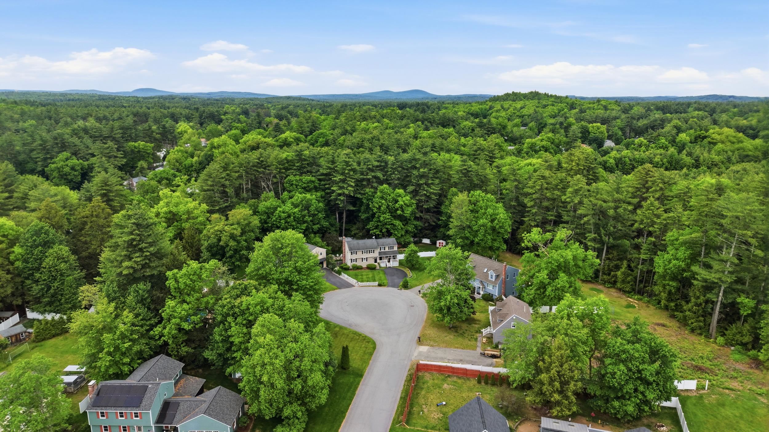 35 Iris Dr, Merrimack, NH 03054