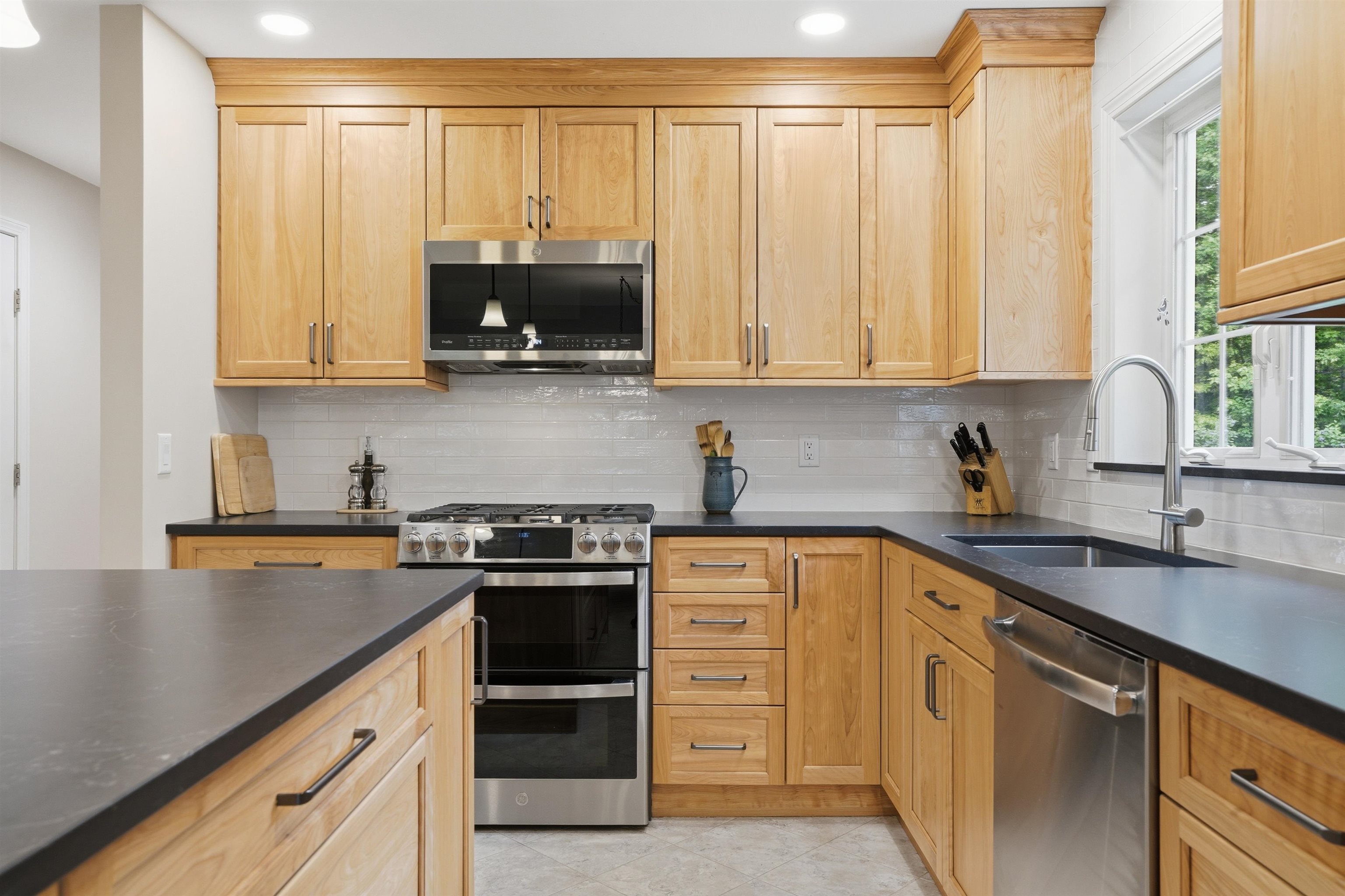 6 Klara Dr, Merrimack, NH 03054