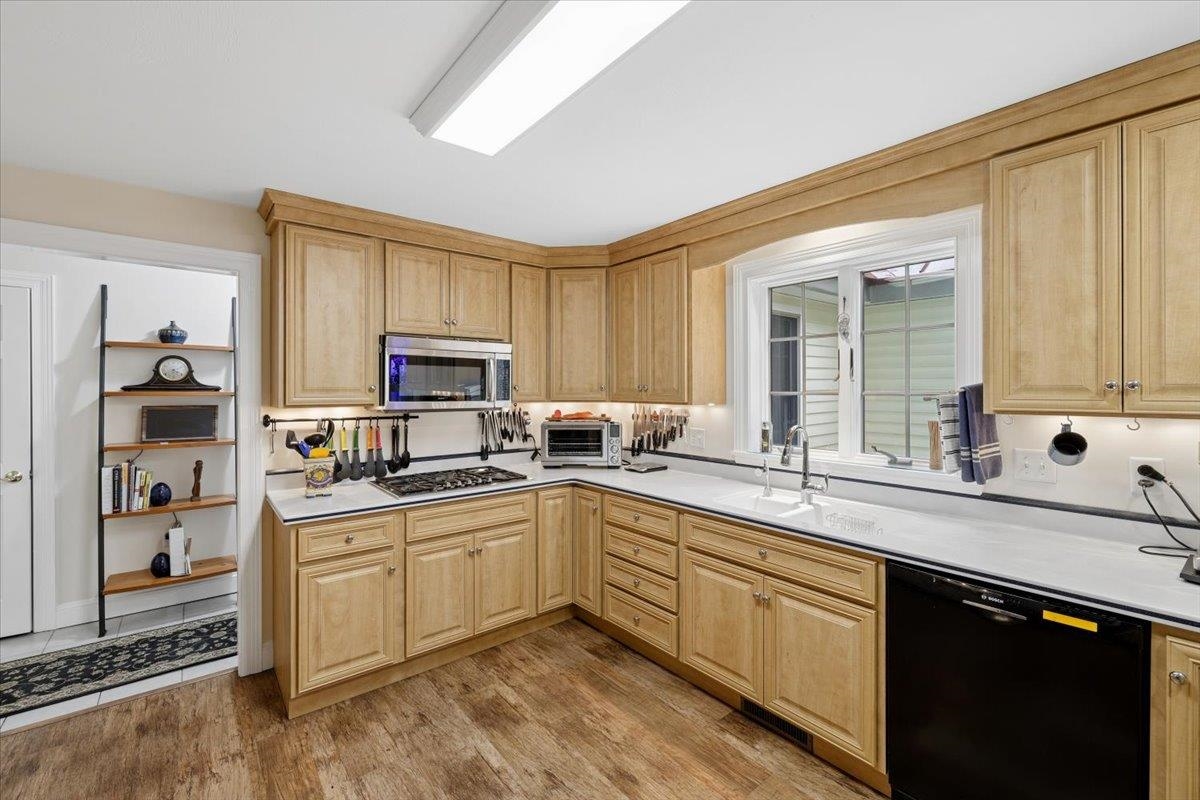 6 Acacia St, Merrimack, NH 03054