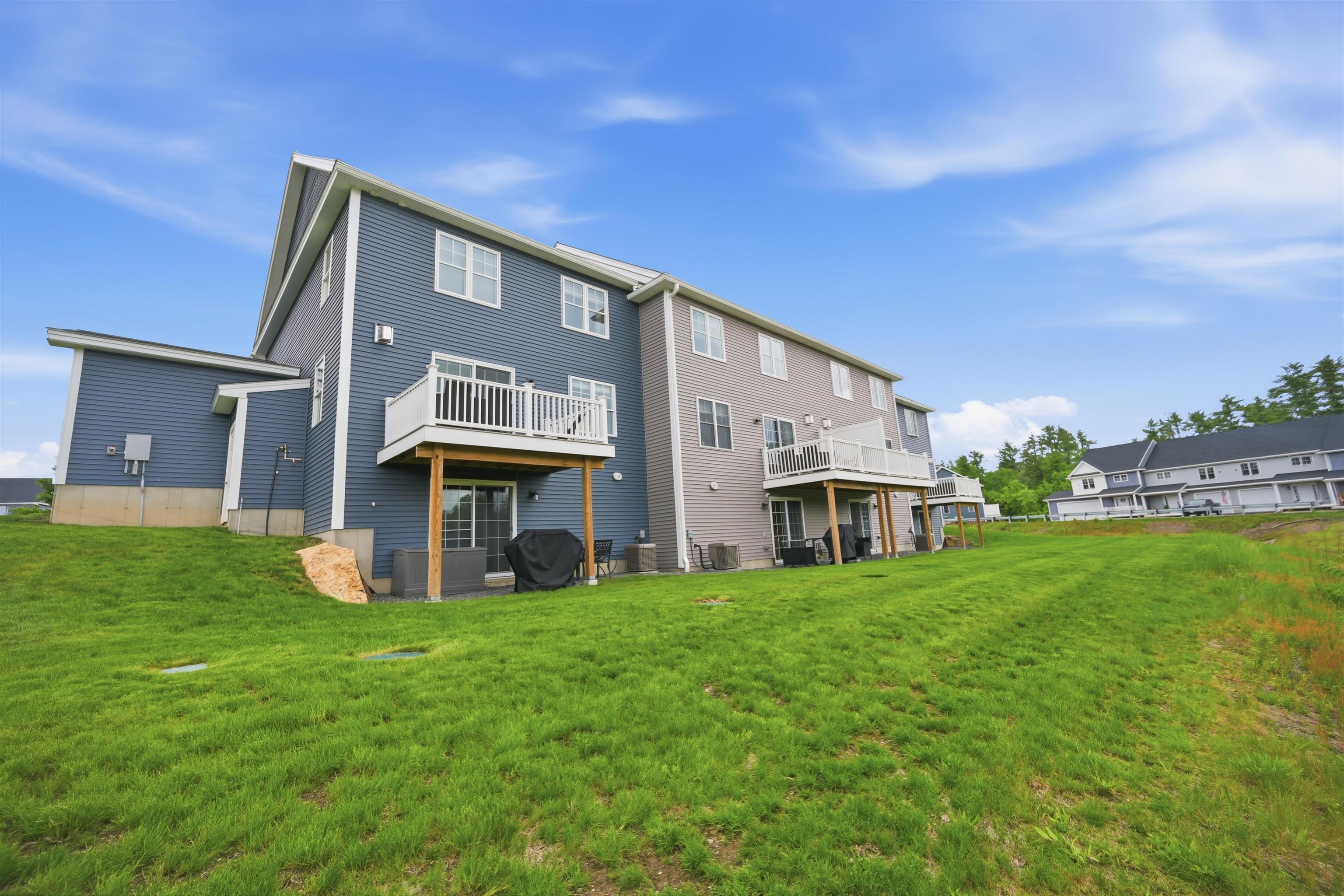 4 Autumn Ln, Raymond, NH 03077