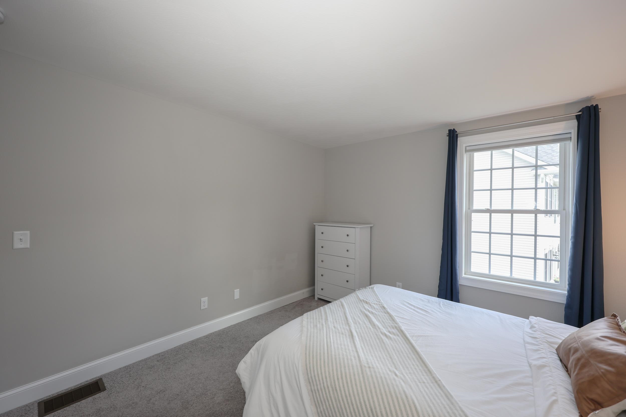 142 Brookview Dr, Hooksett, NH 03106