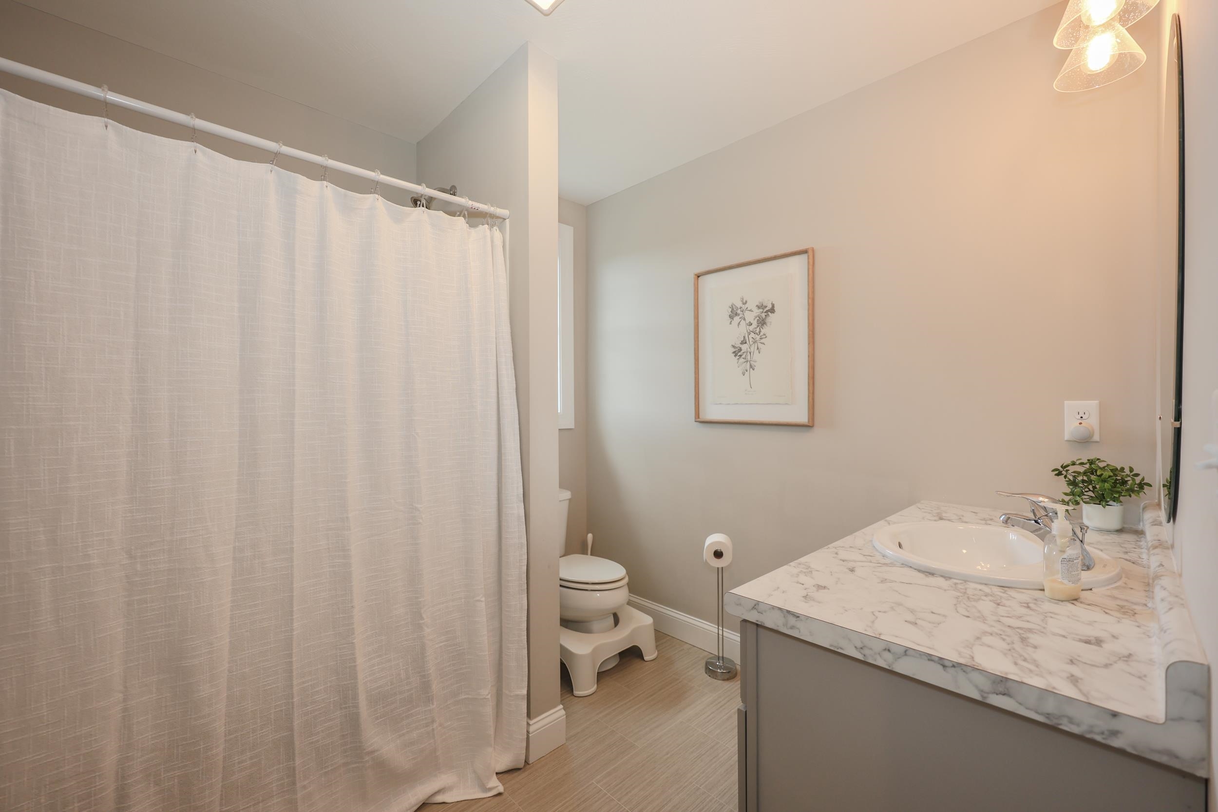 142 Brookview Dr, Hooksett, NH 03106