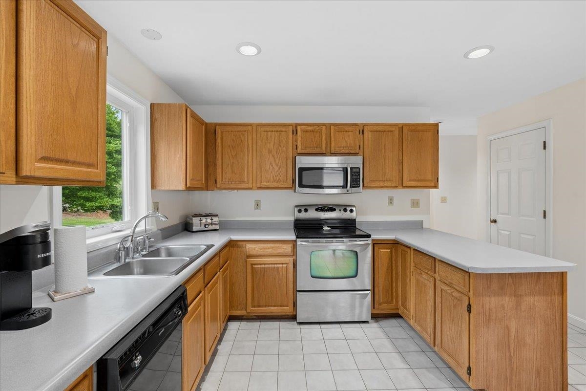 240 Sandown Rd, Chester, NH 03036