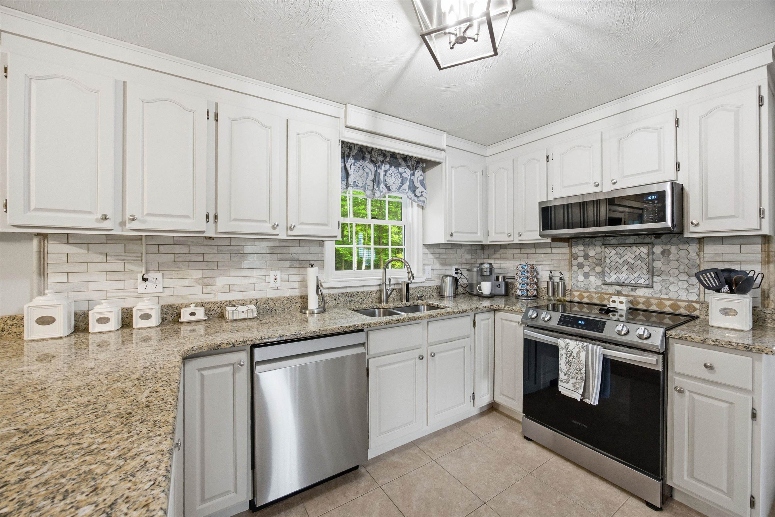 3 Faye Ln, Londonderry, NH 03053