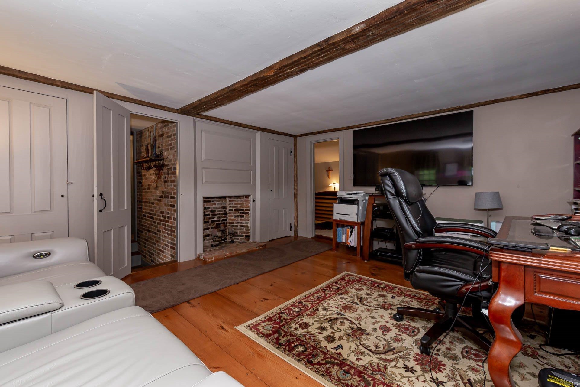 32 Sandown Rd, Danville, NH 03819